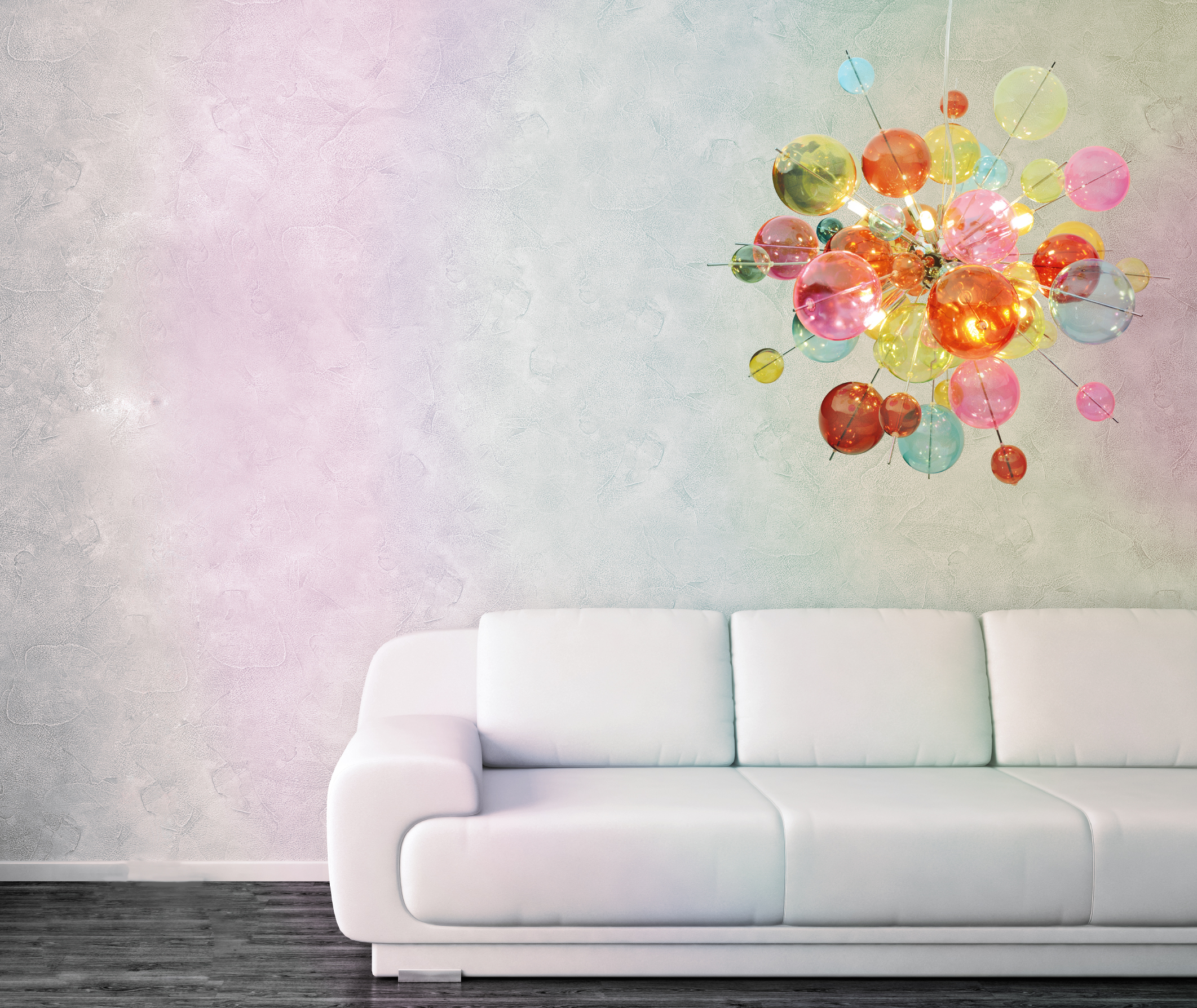 Modernes Wohnzimmer mit weißem Sofa und farbenfrohem Kronleuchter.