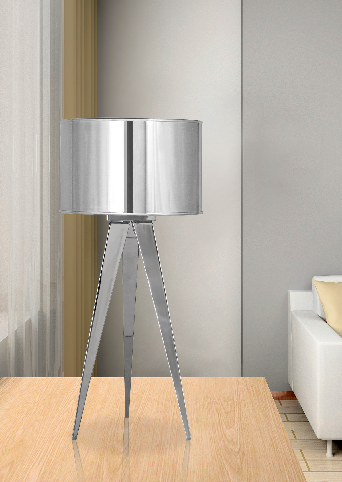 Eine silberne Stativlampe mit zylindrischem Schirm steht auf einem Holztisch neben einem weißen Sofa.