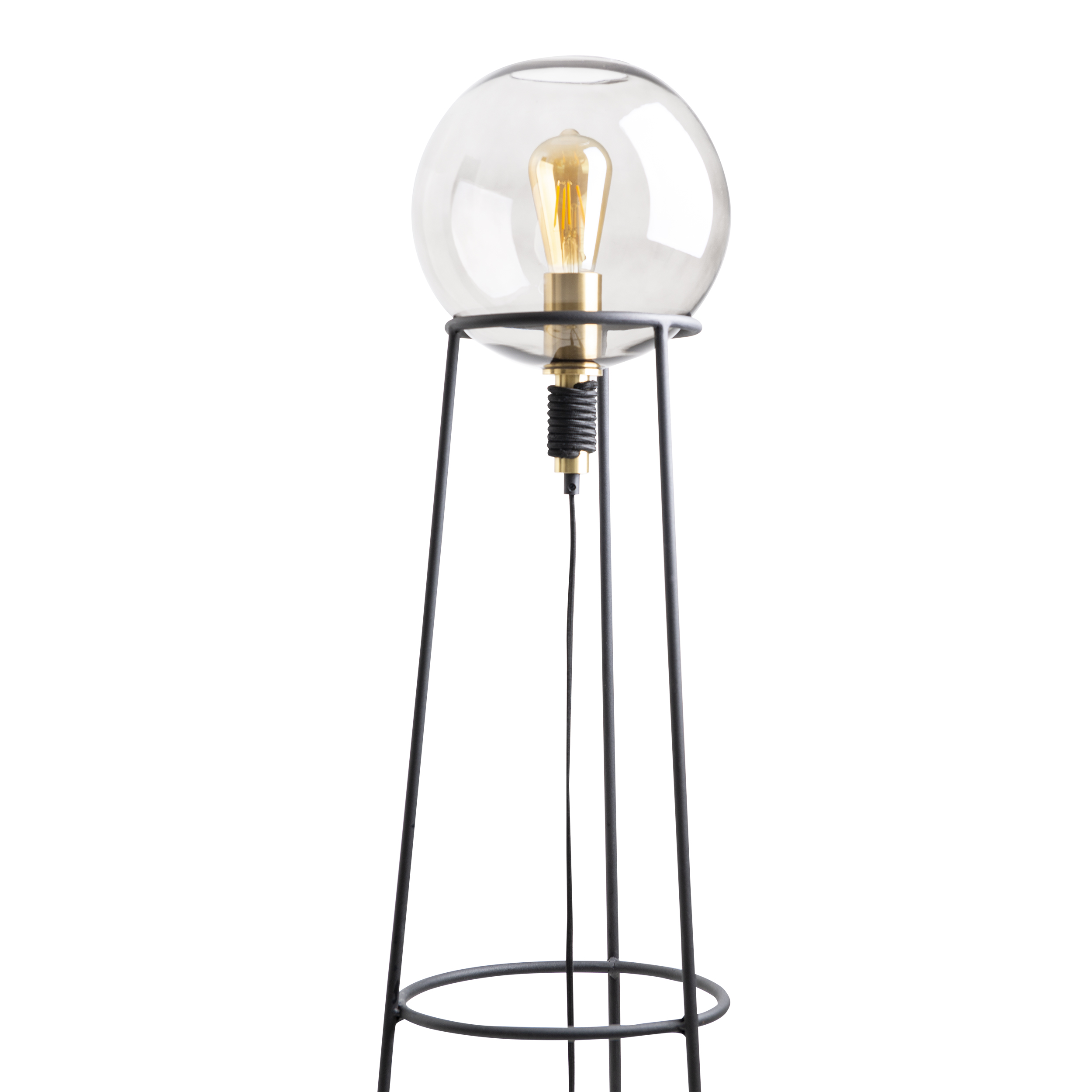 Eine schwarze Metall-Stehlampe mit einem runden Glas-Lampenschirm.