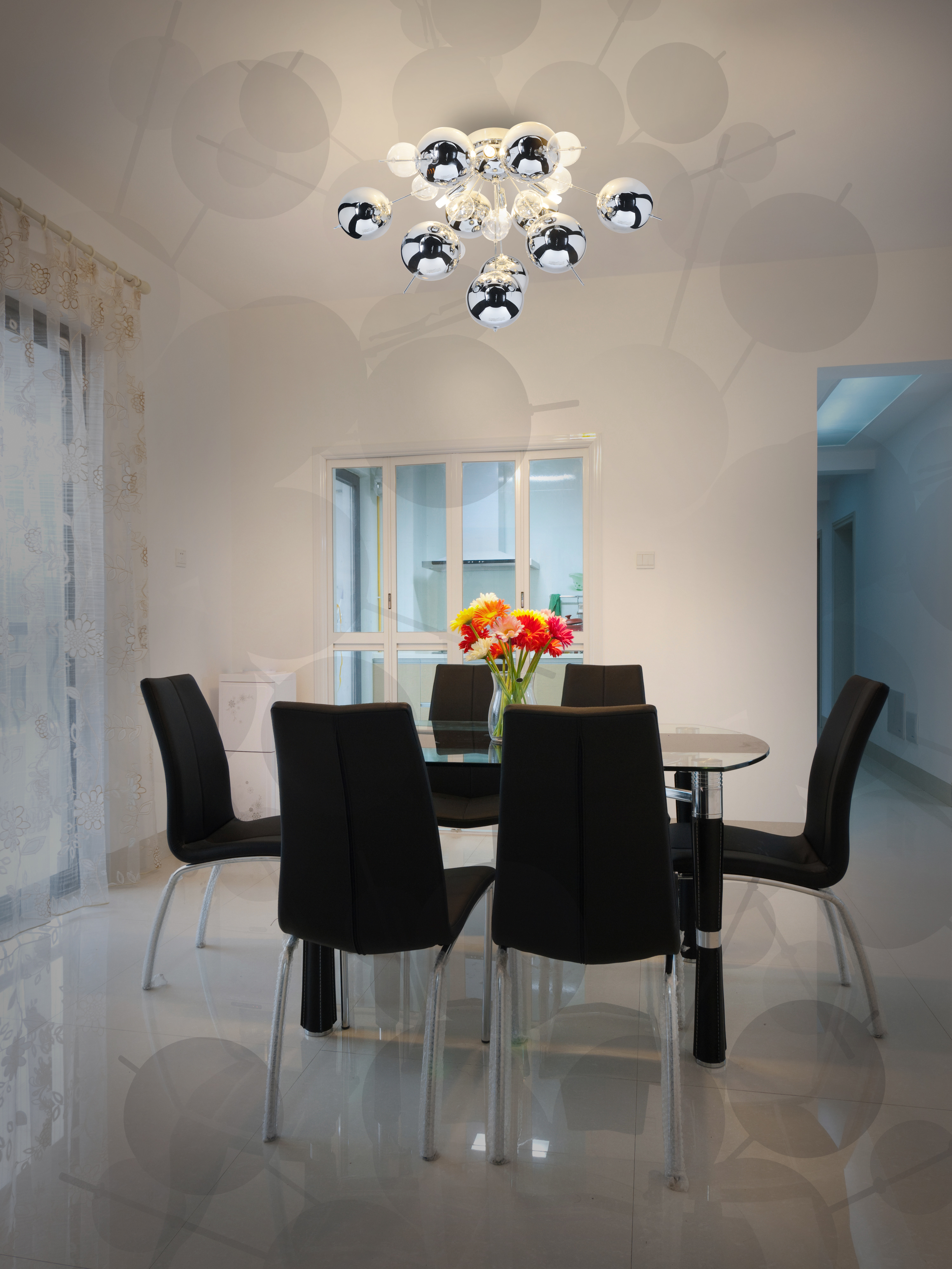 Ein Esszimmer mit Tisch, Stühlen und Kronleuchter.