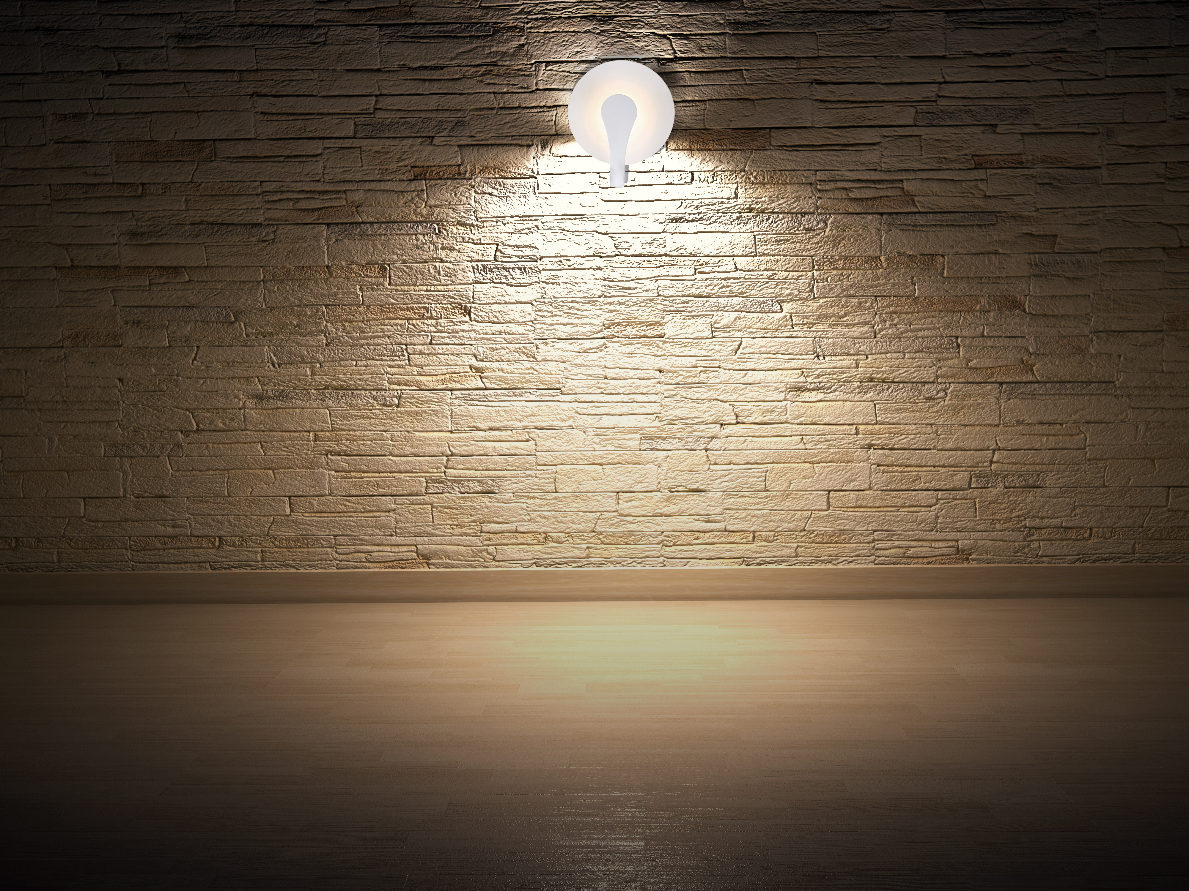 Eine Lampe an einer Wand beleuchtet einen Raum. Die Wand ist aus Ziegeln, der Boden ist aus Holz.