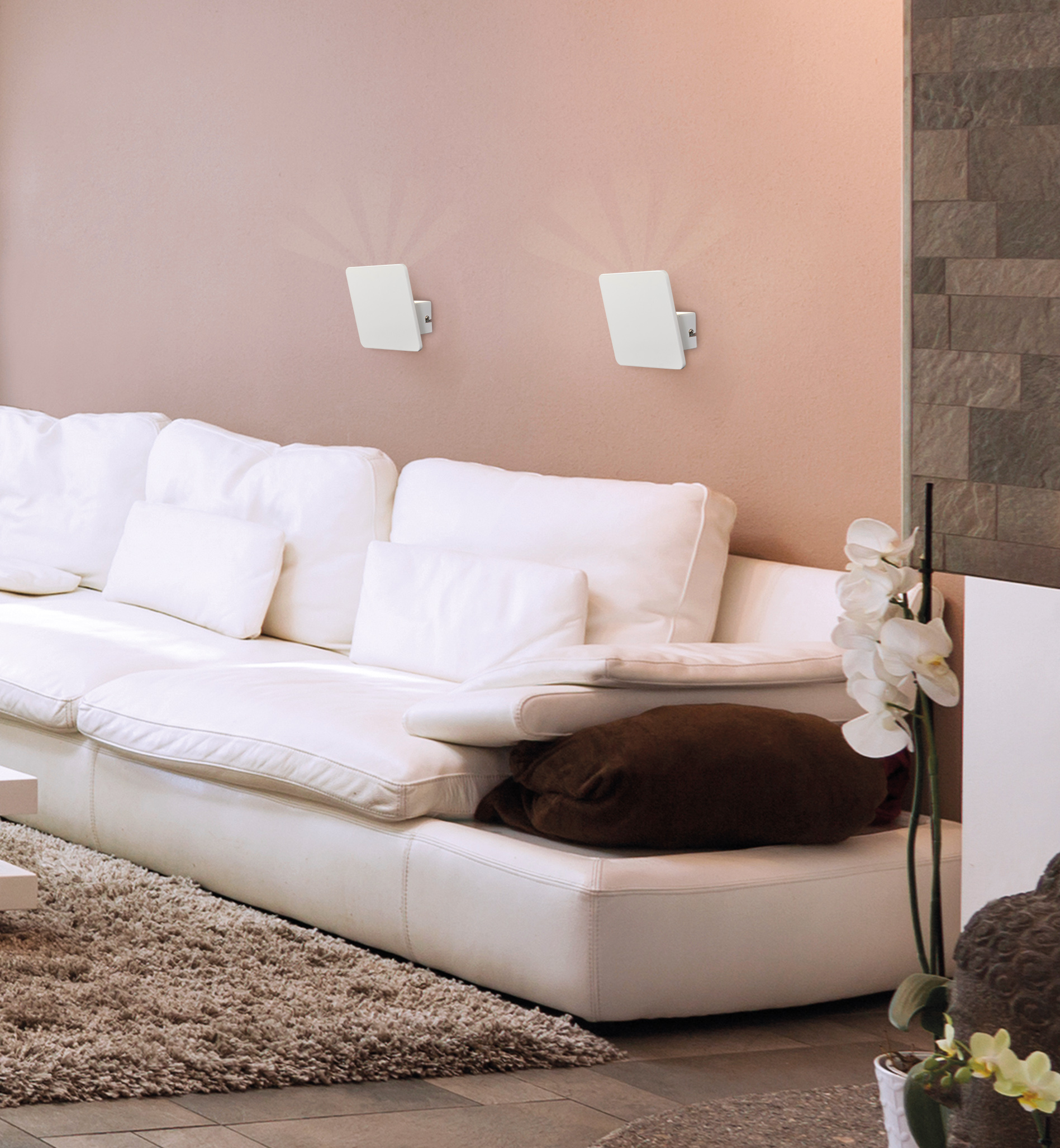 Ein Wohnzimmer mit Sofa, Glaswand und Deckenleuchte.