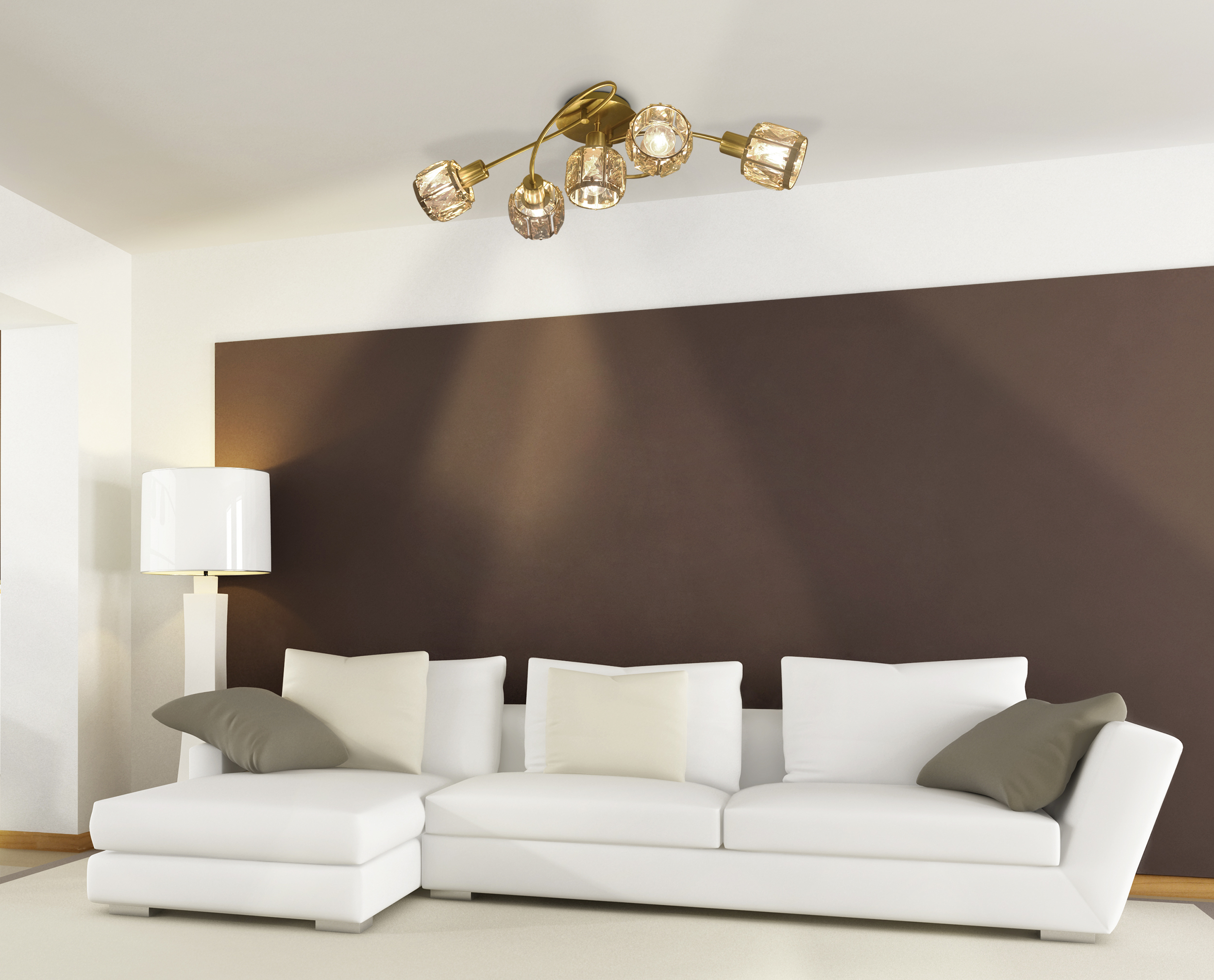 Modernes Wohnzimmer mit weißem Sofa, brauner Akzentwand und Kronleuchter.