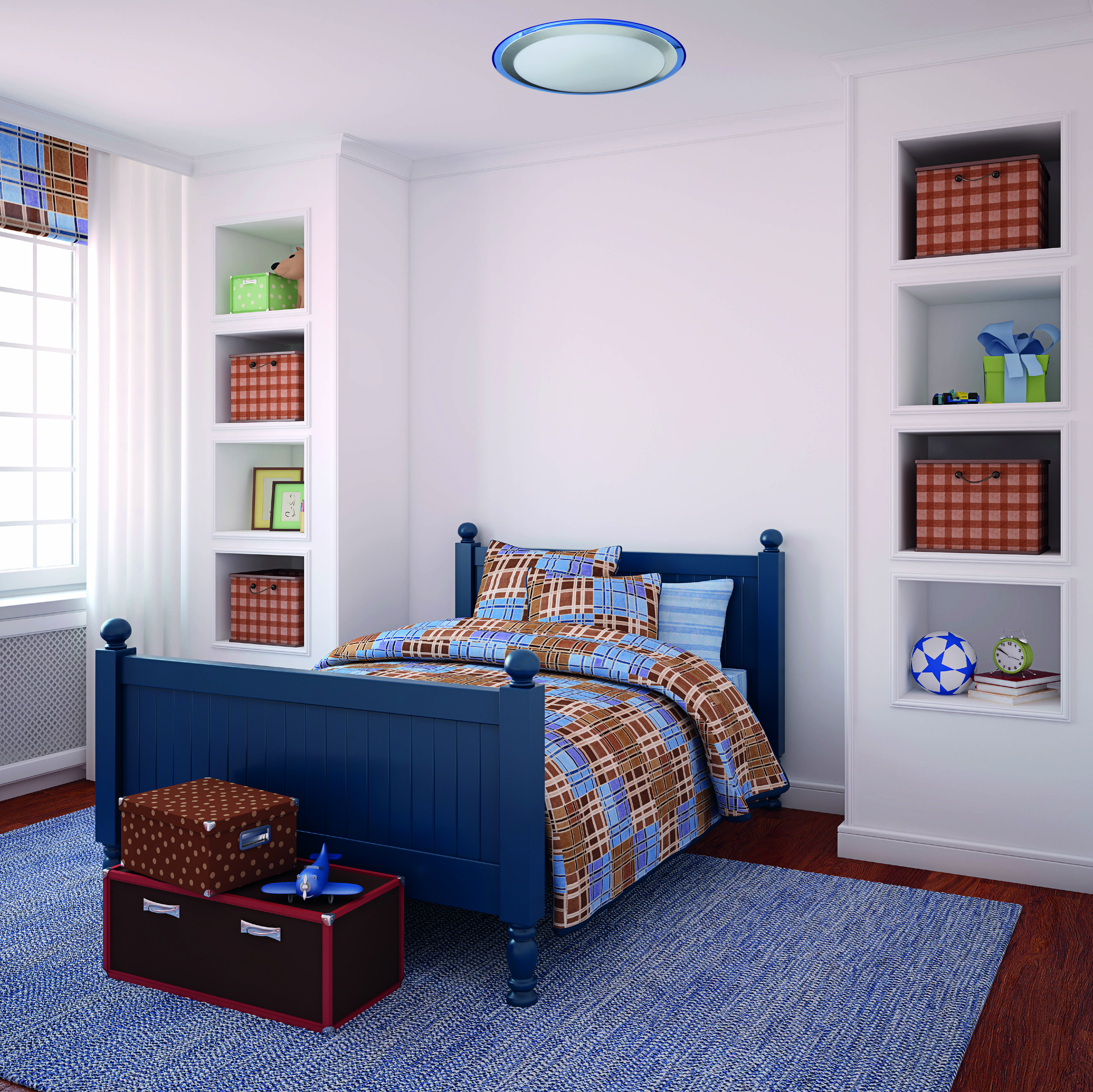 Ein Kinderzimmer mit einem blauen Bett und einer Truhe.