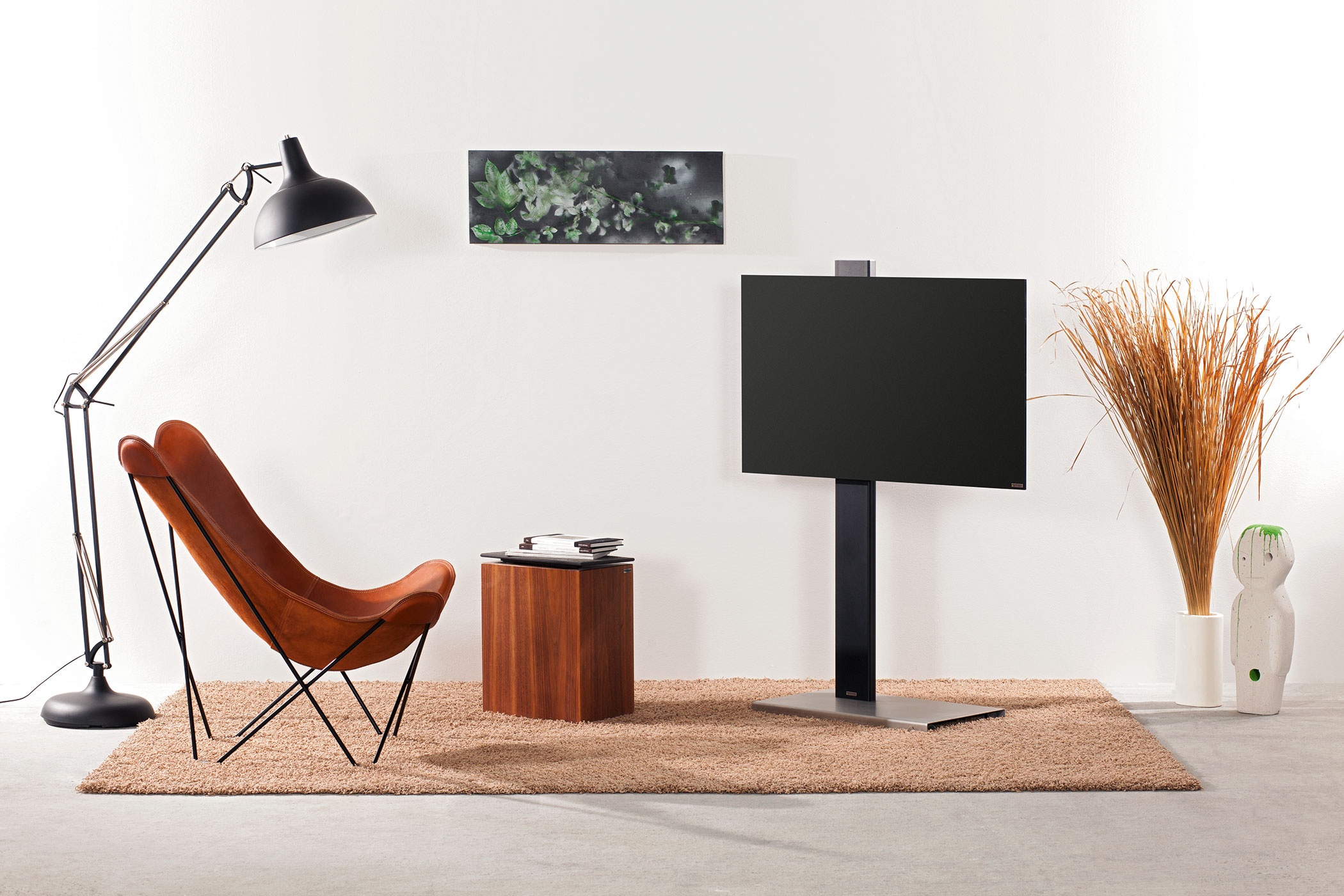 Wohnzimmerszene. Ein schwarzer Fernseher auf einem Ständer, Stuhl, Lampe und Deko auf einem Teppich.