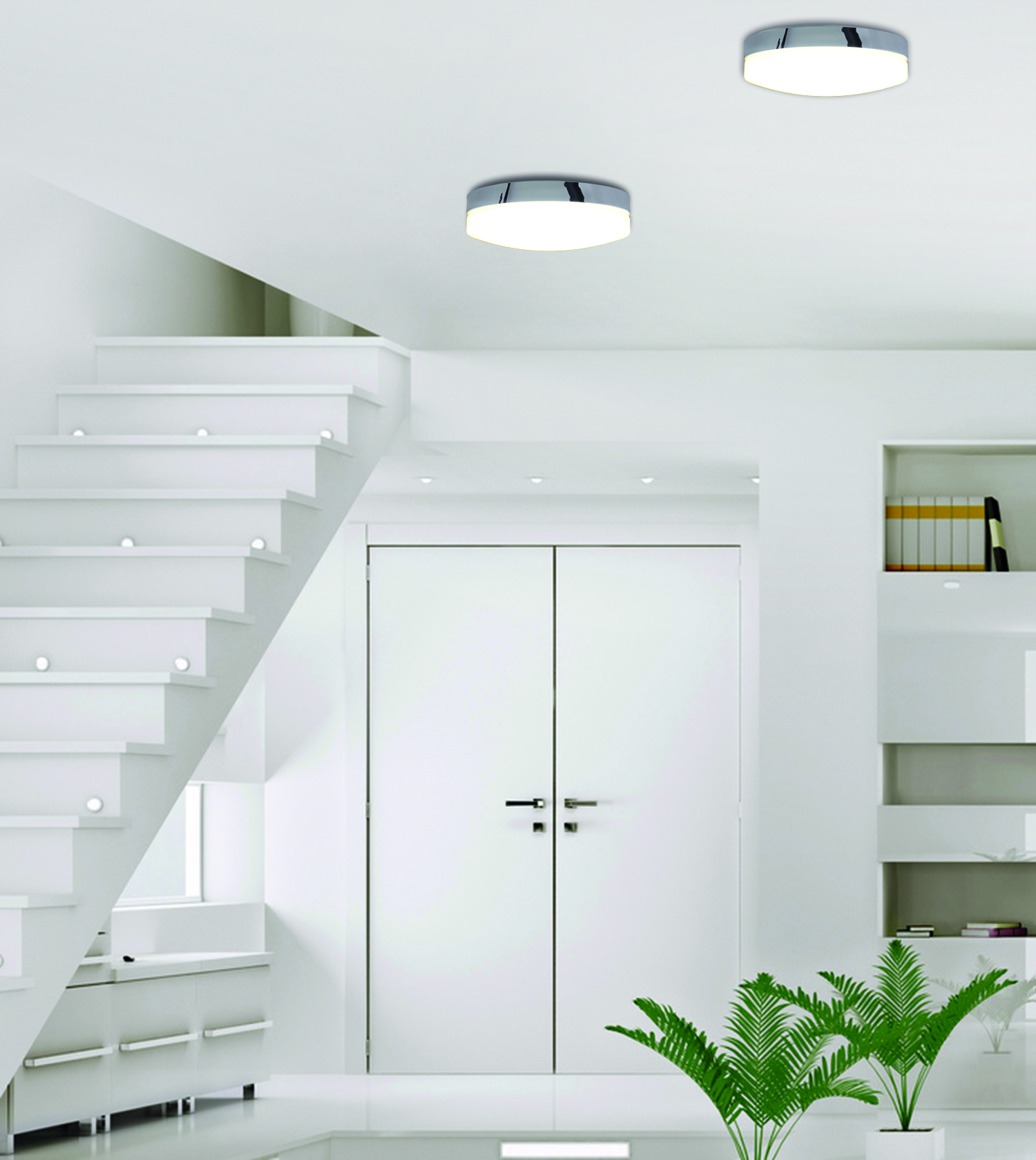 Eine weiße Treppe mit Einbaulampen und zwei kreisförmigen Deckenleuchten in einer hellen Halle.
