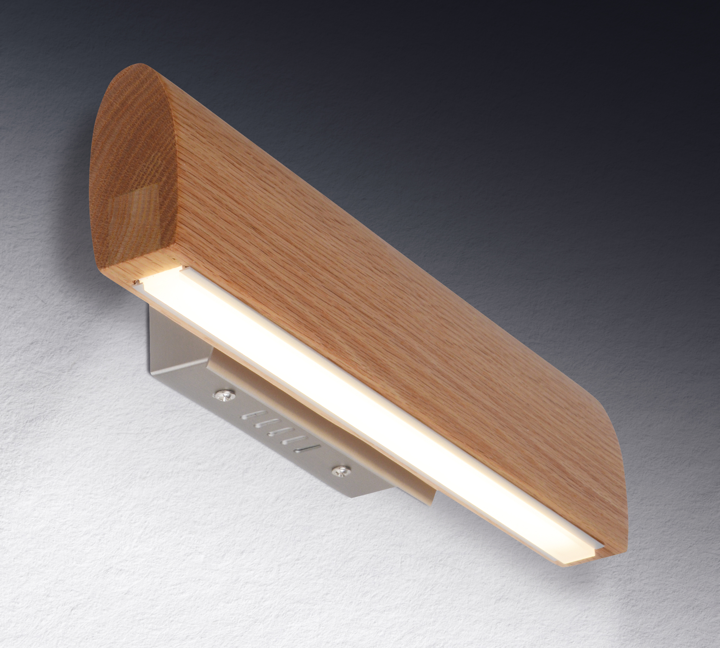 Wandlampe aus Holz mit Lichtleiste und Metallsockel an einer strukturierten Wand.