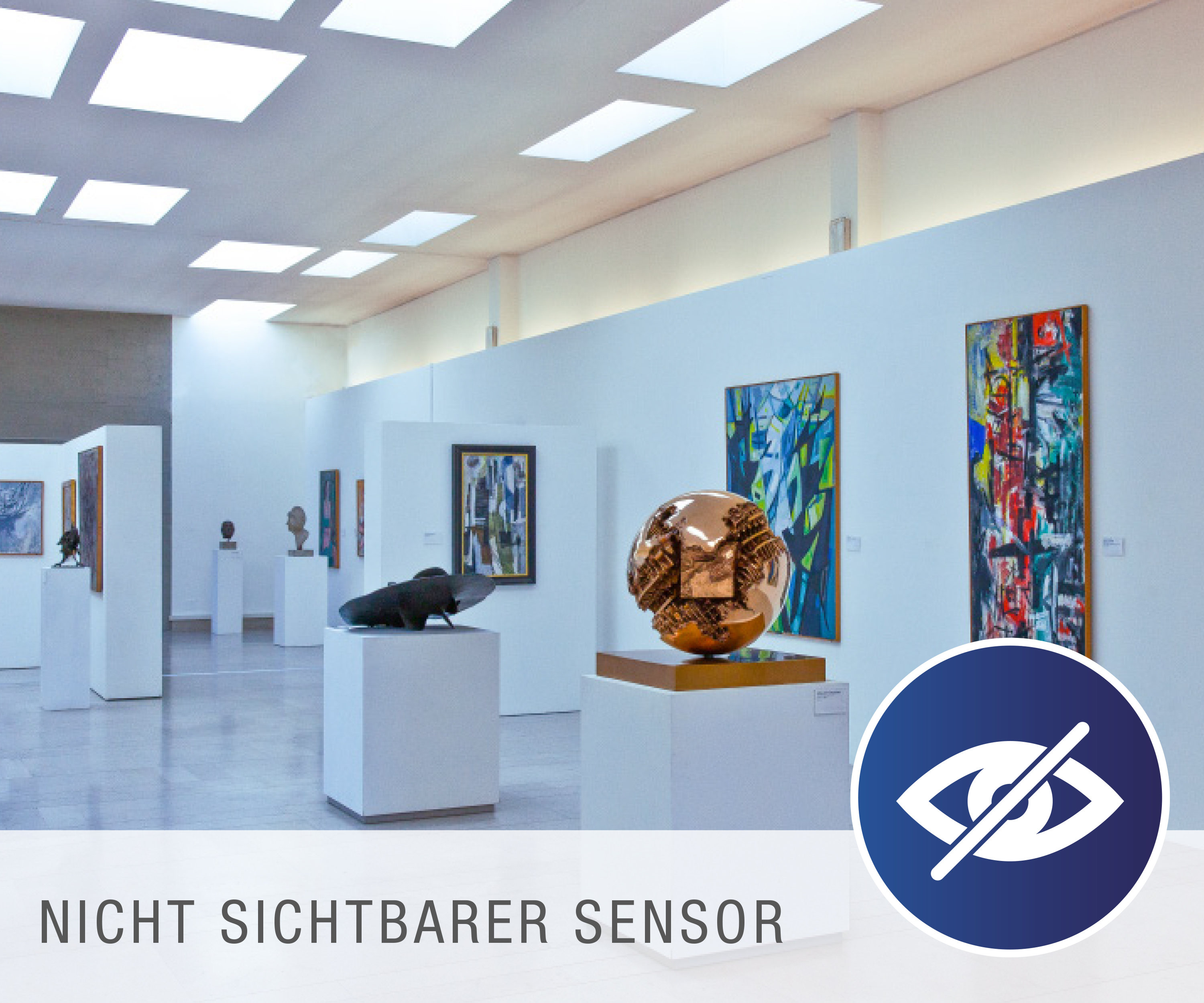 Eine Kunstgalerie mit weißen Wänden, Kunstwerken und einem Schild mit der Aufschrift "NICHT SICHTBARER SENSOR".
