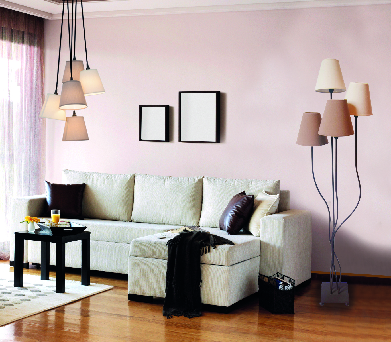 Wohnzimmer mit Sofa, Beistelltisch und hoher Stehlampe.