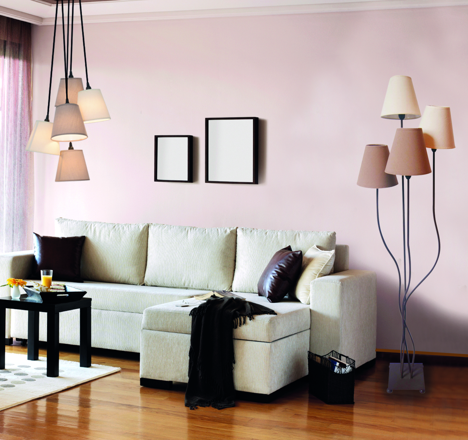 Wohnzimmer mit Sofa, Beistelltisch und hoher Stehlampe.