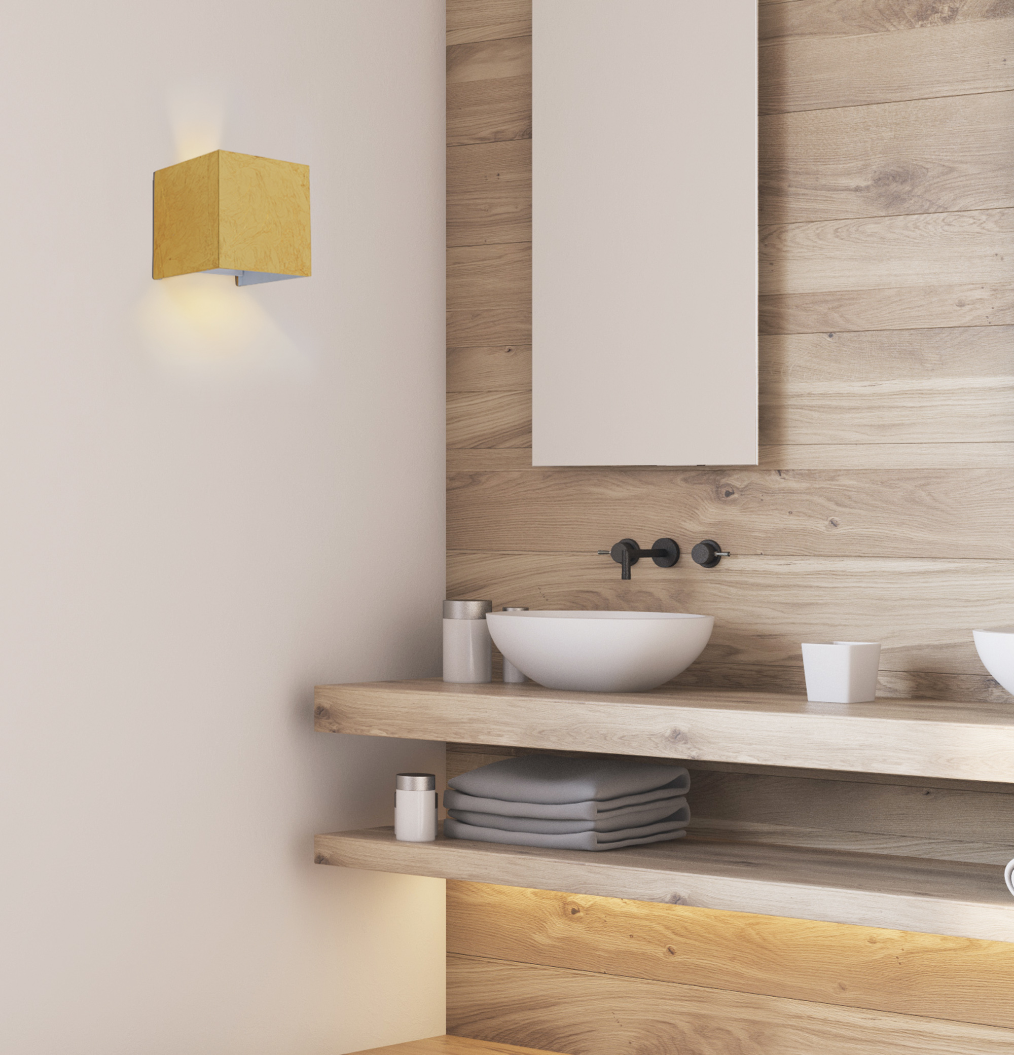 Ein Badezimmer mit einer goldenen Würfel-Wandleuchte, einem weißen Waschbecken, Holzregalen und einer weißen Wand.