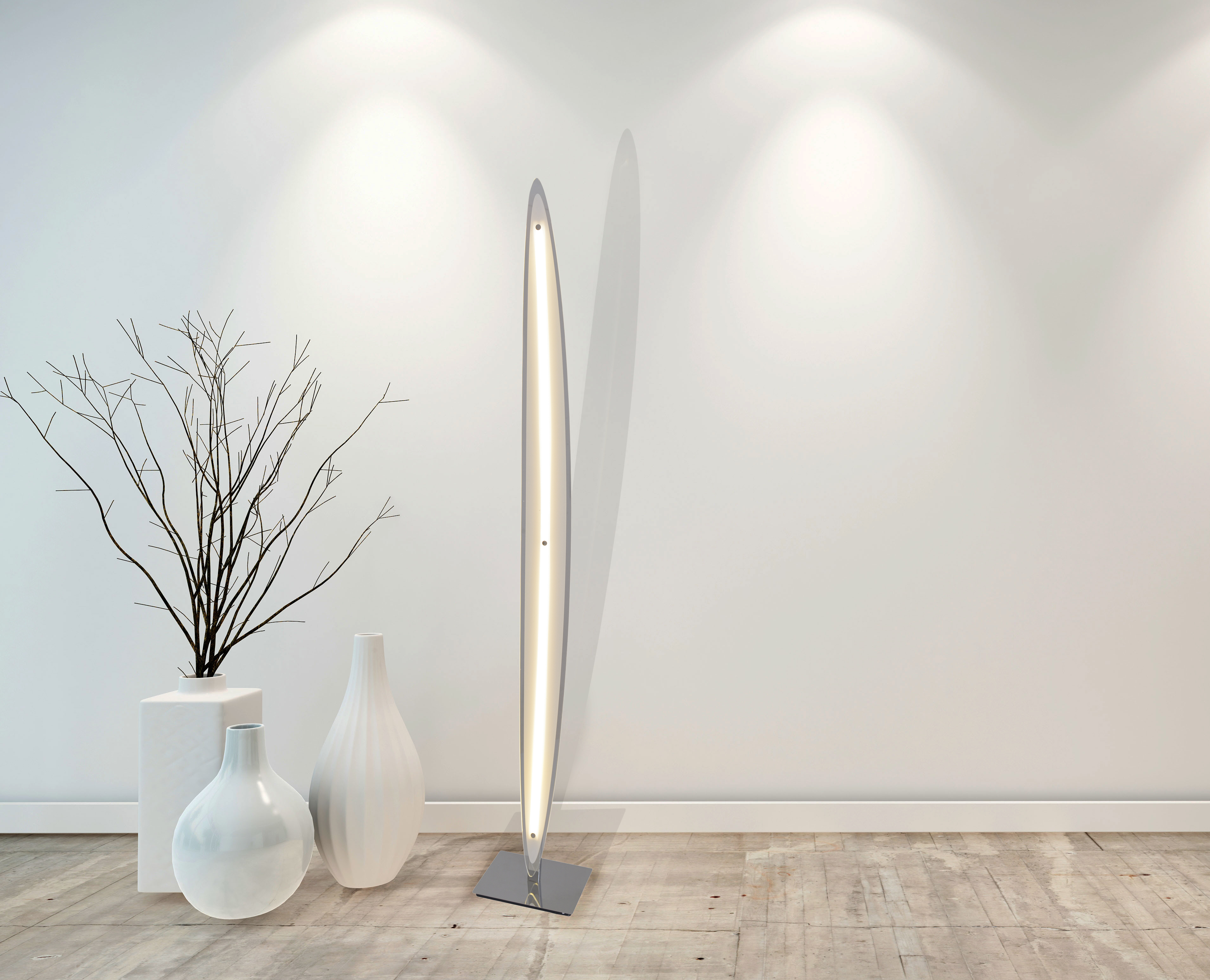 Eine hohe, schlanke, silberne Stehlampe mit einem weißen Lichtstreifen, vor einer weißen Wand, mit Vasen.