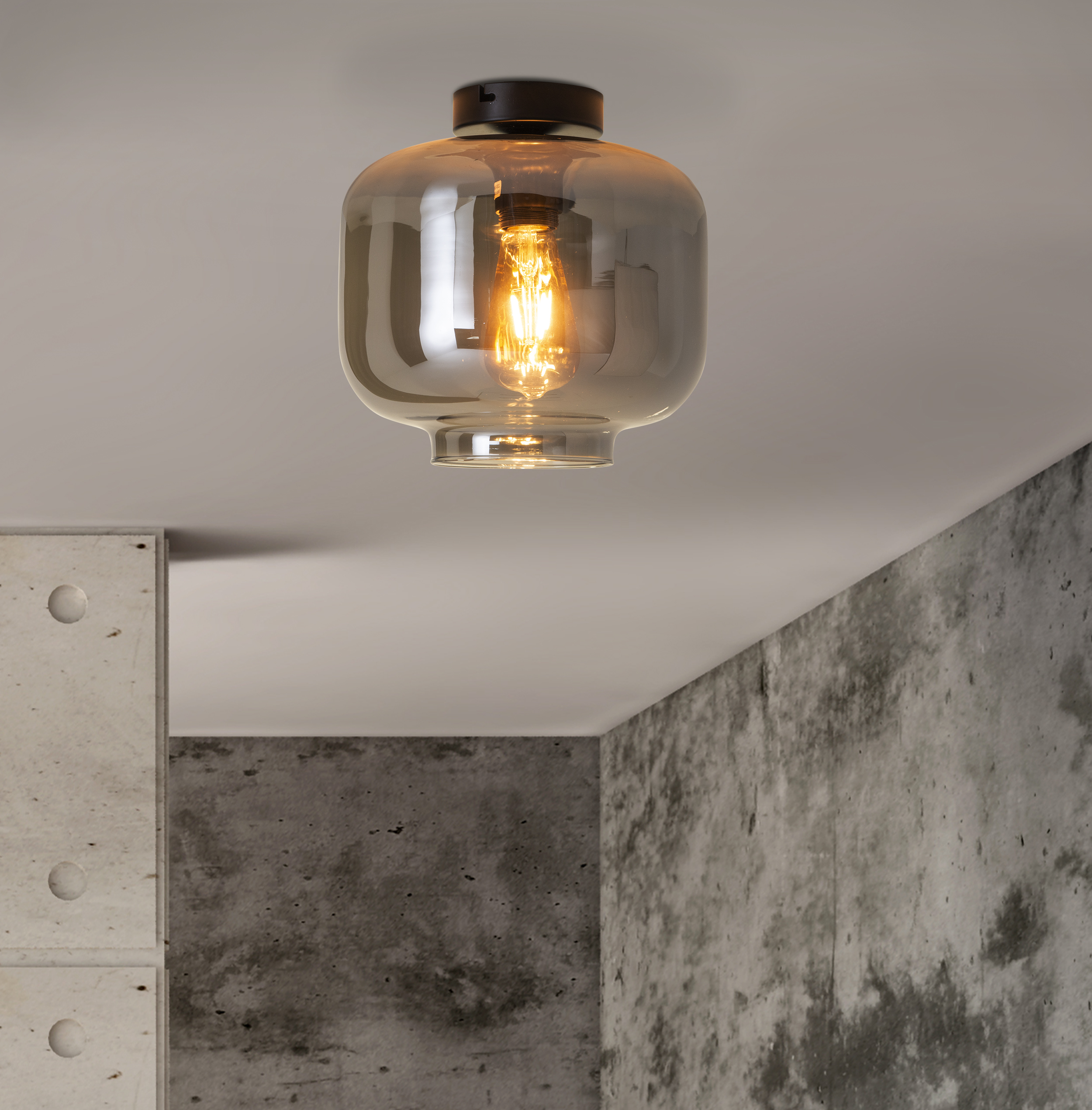 Un luminaire suspendu suspendu au plafond. La lumière est allumée.