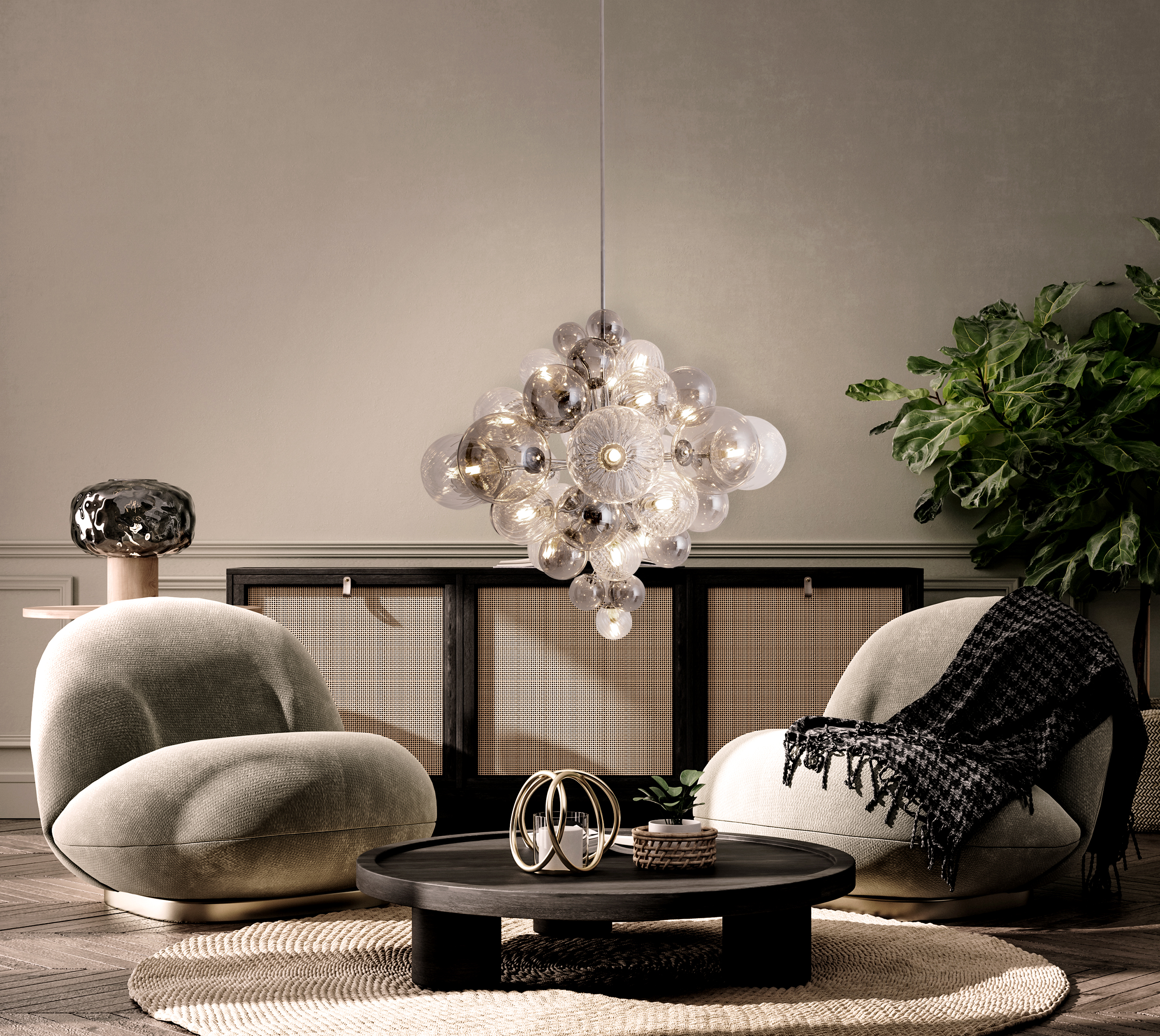 Wohnzimmer mit Kronleuchter, zwei Sesseln, Couchtisch, Schrank und Pflanze.