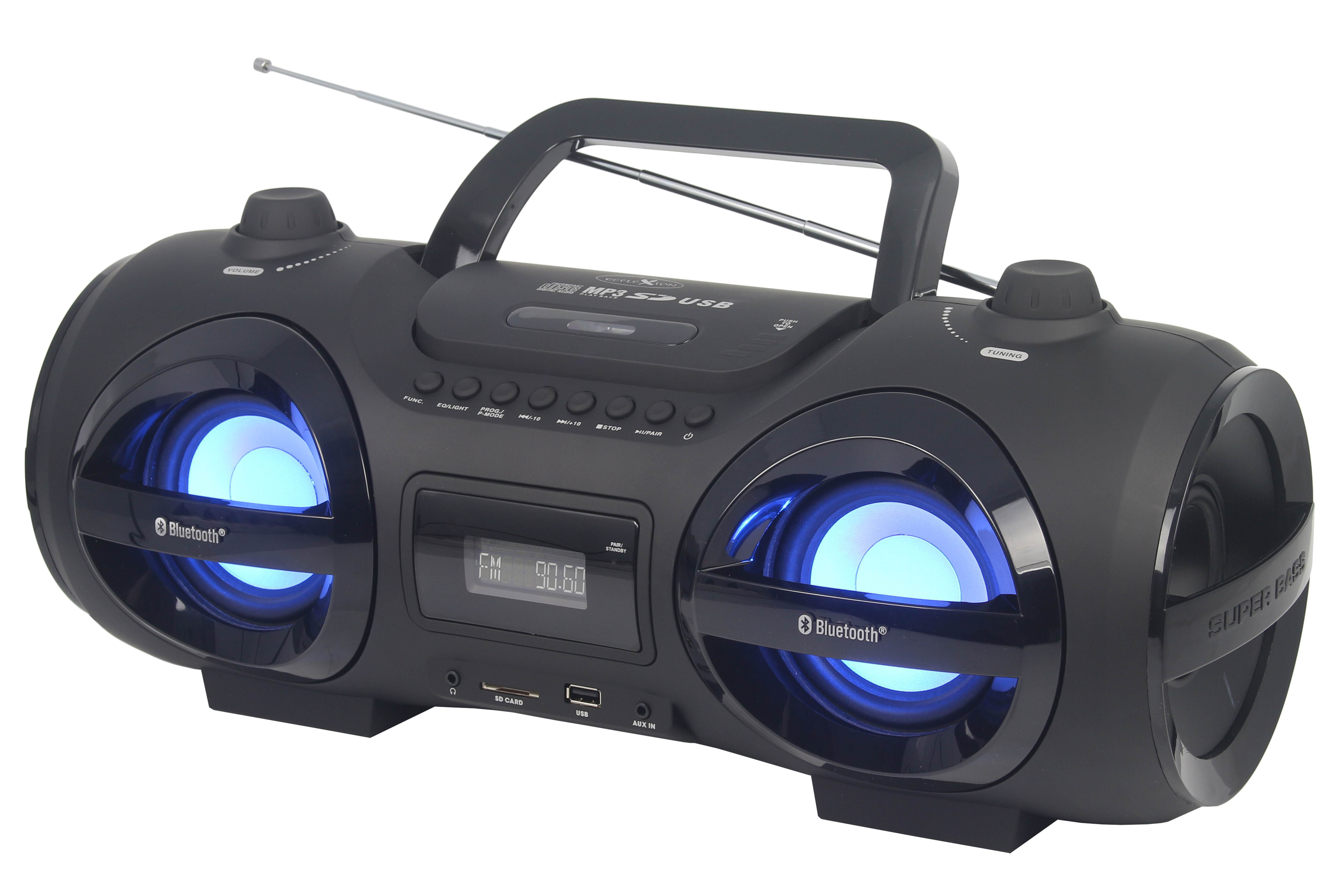 Schwarze Boombox mit blauen Lichtern in den Lautsprechern. Sie hat einen Griff und eine Antenne. Weißer Hintergrund.