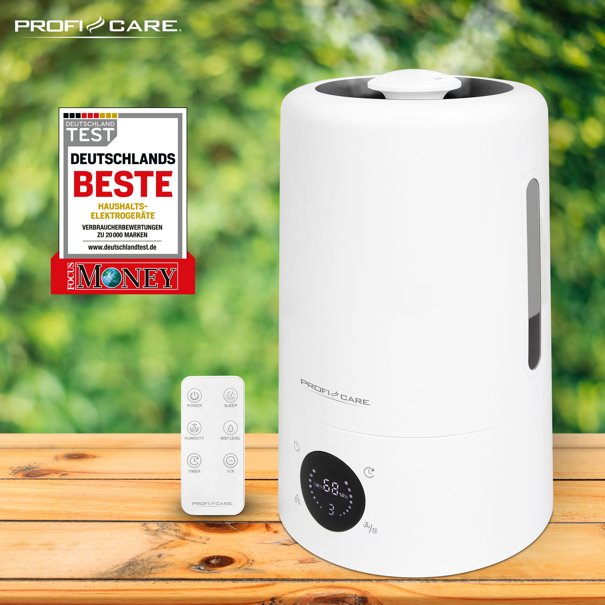 Biały nawilżacz powietrza na drewnianym stole, zielone tło.