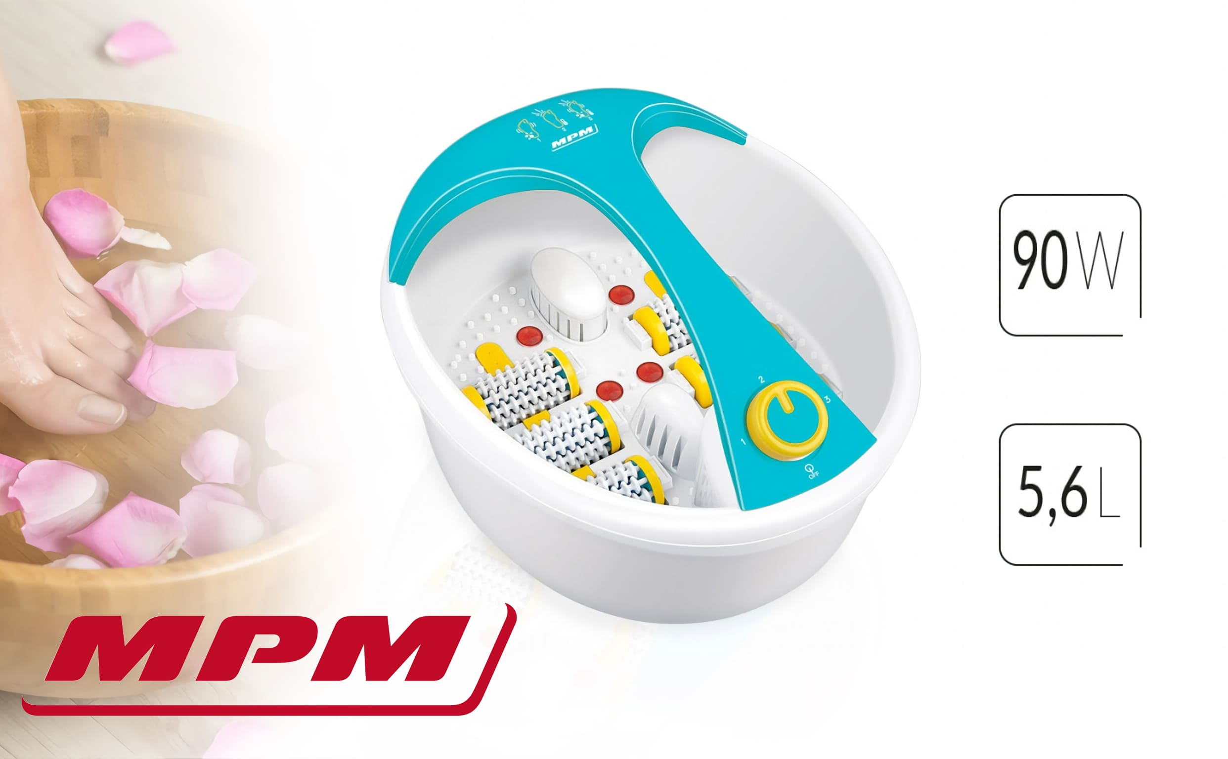 Un spa para pies con un pie dentro. Es blanco y turquesa. Hay pétalos de rosa en el agua.