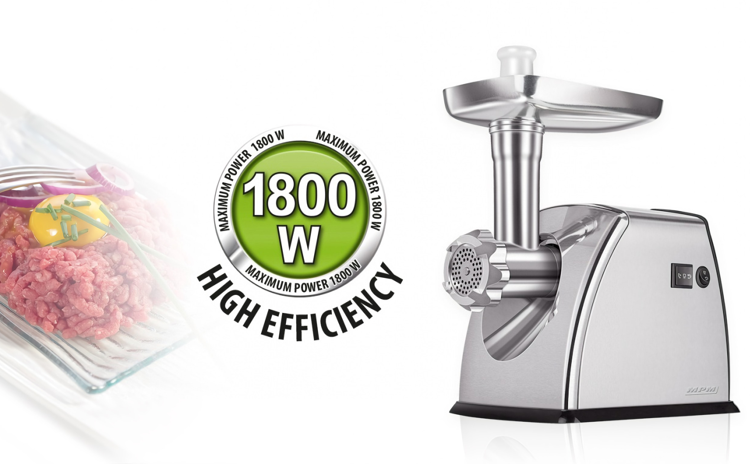 Un tritacarne argentato con potenza di 1800W, carne e ingredienti su sfondo bianco.