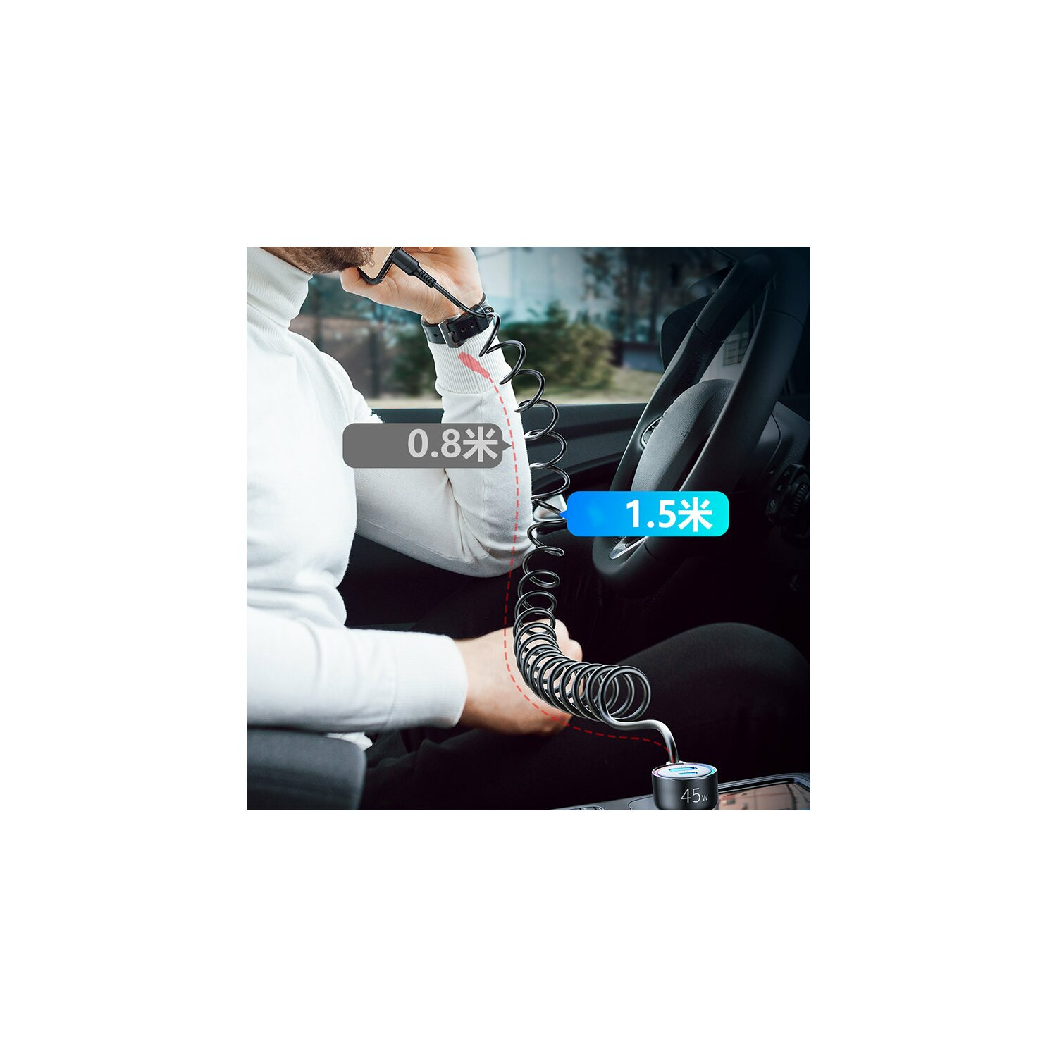 Ein Mann im Auto benutzt ein spiralförmiges Ladekabel, das an ein 45-W-Ladegerät angeschlossen ist.