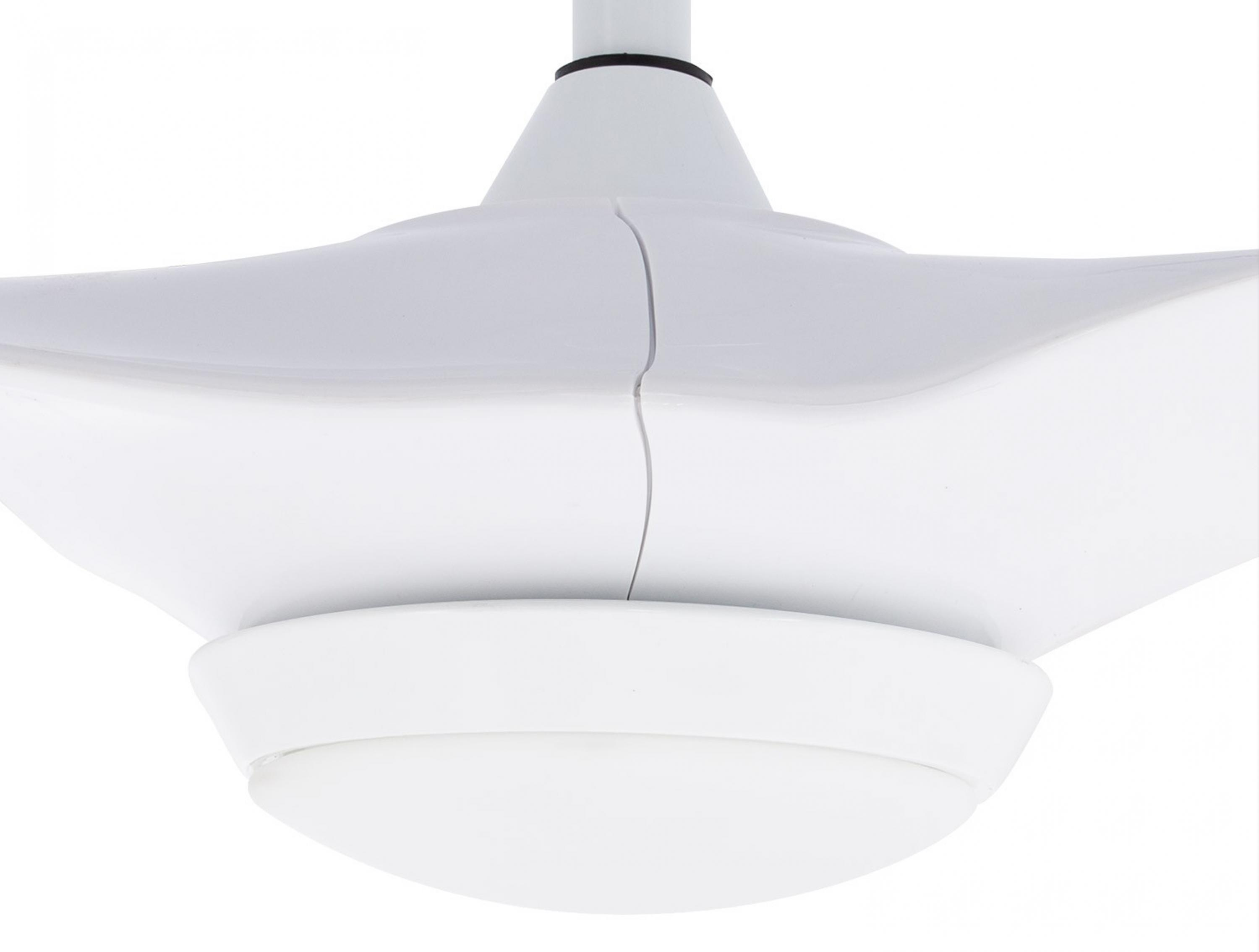 Primer plano de ventilador de techo blanco. Aspas y lámpara visibles.
