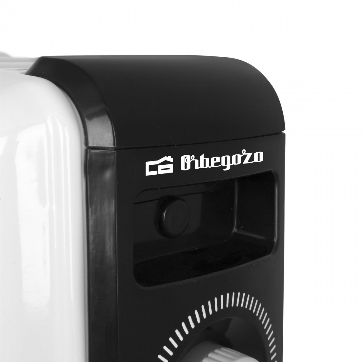 Zbliżenie czarno-białego urządzenia z czarnym blatem i pokrętłem.