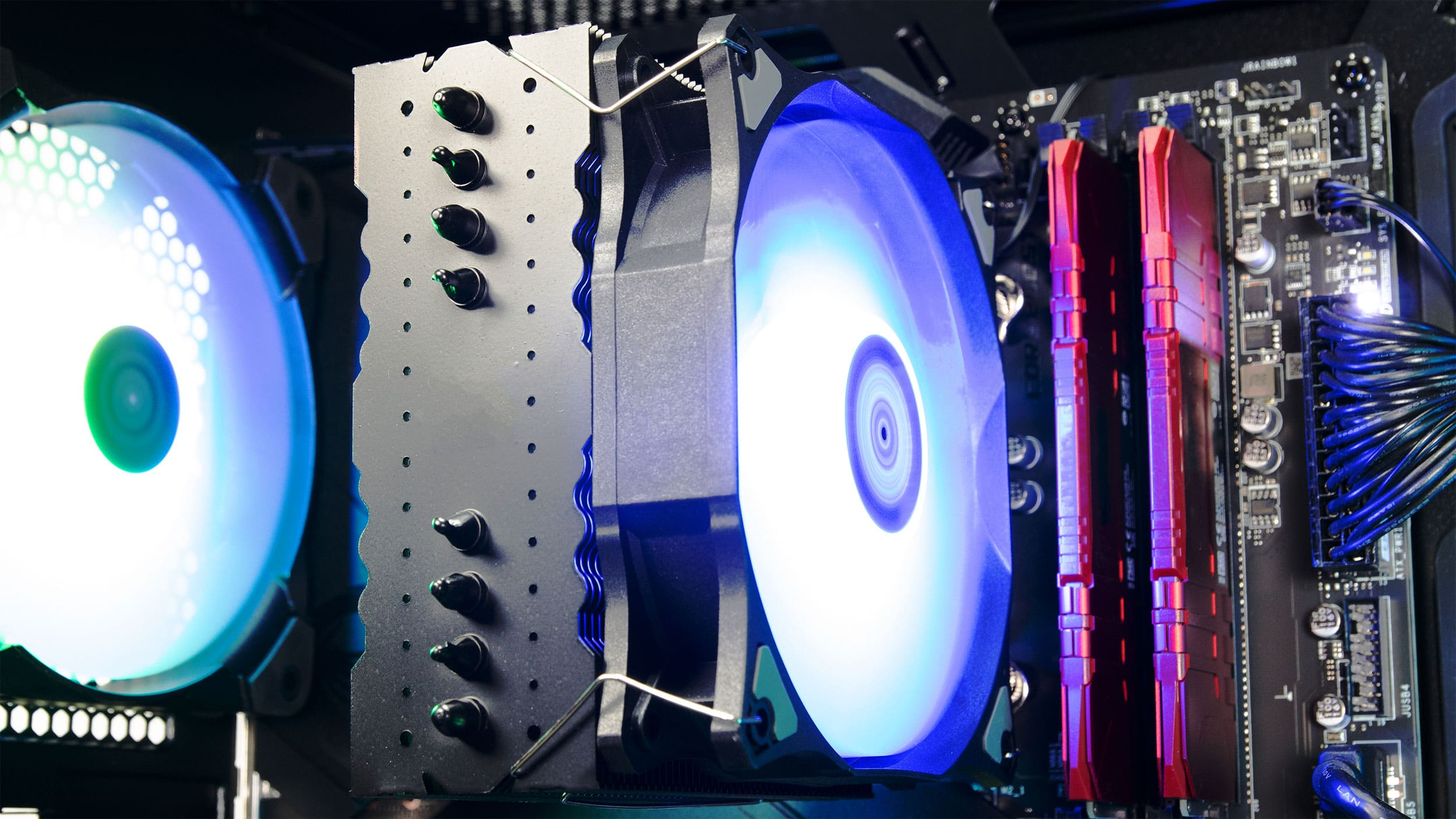 CPU-Kühler mit blauen Lichtern an einem Motherboard mit RAM befestigt.