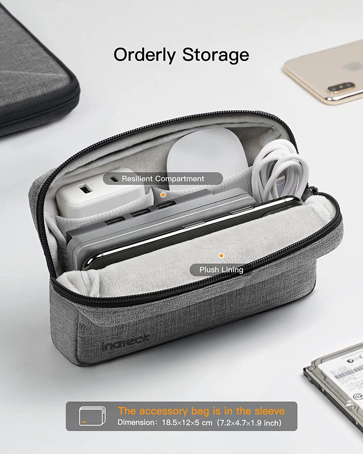 Graue Zubehörtasche geöffnet, mit Laptop, Ladegerät und Kabeln. Text: "Orderly Storage".