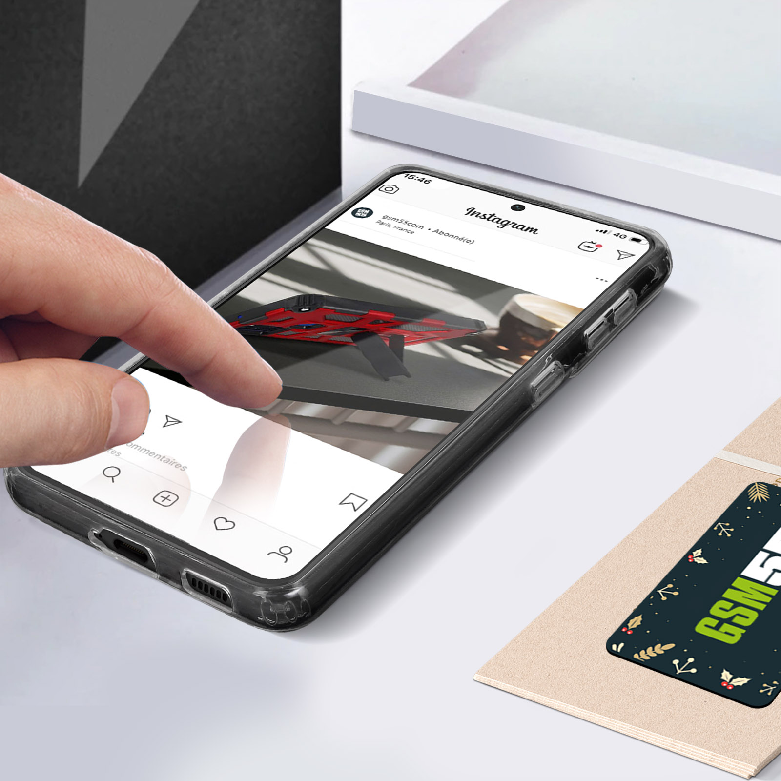Una persona usa uno smartphone, il feed di Instagram è visibile.