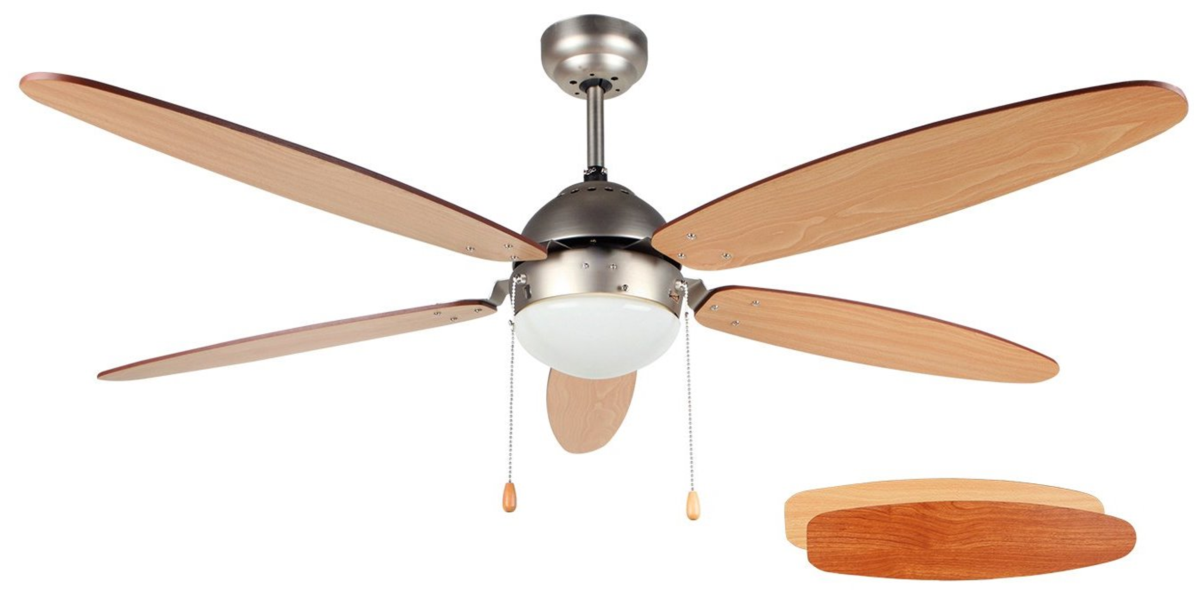 Ventilador de techo con aspas de madera y luz. La luz está encendida, con el ventilador delante.