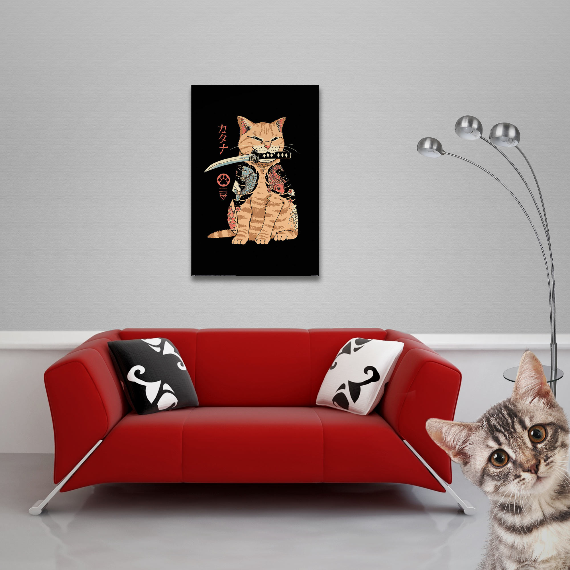 Katzen-Samurai-Kunst an einer Wand. Eine rote Couch und eine Chrom-Stehlampe befinden sich links und eine Katze unten rechts.