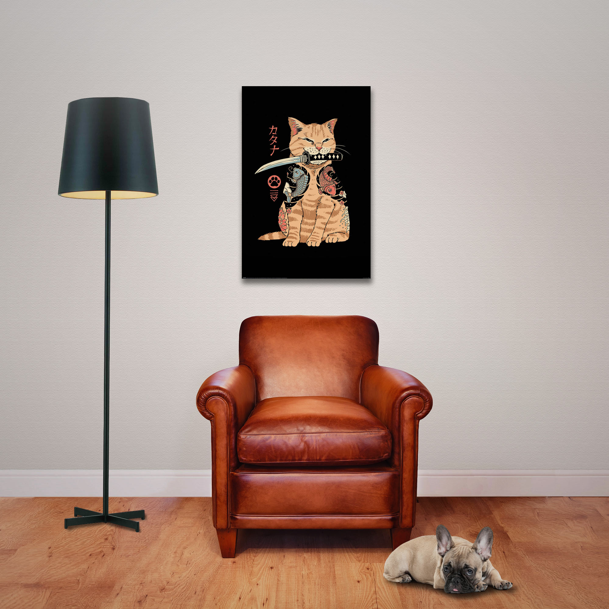 Katzenkunst mit Katana und Tätowierungen. Brauner Ledersessel, schwarze Stehlampe und ein Hund.