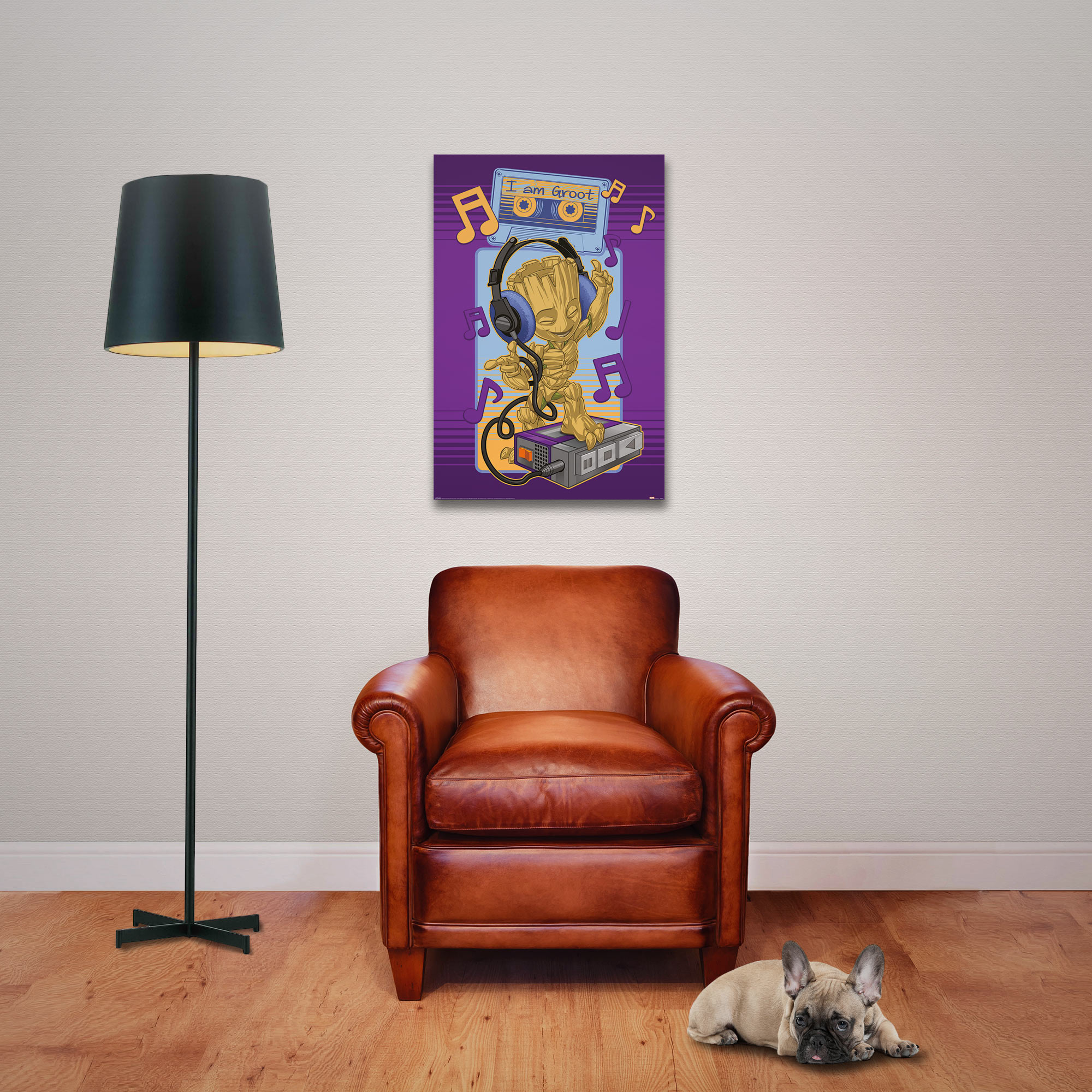 Kunstplakat von Groot mit Kopfhörern. Brauner Ledersessel, schwarze Lampe und Hund im Raum. Weiße Wand.
