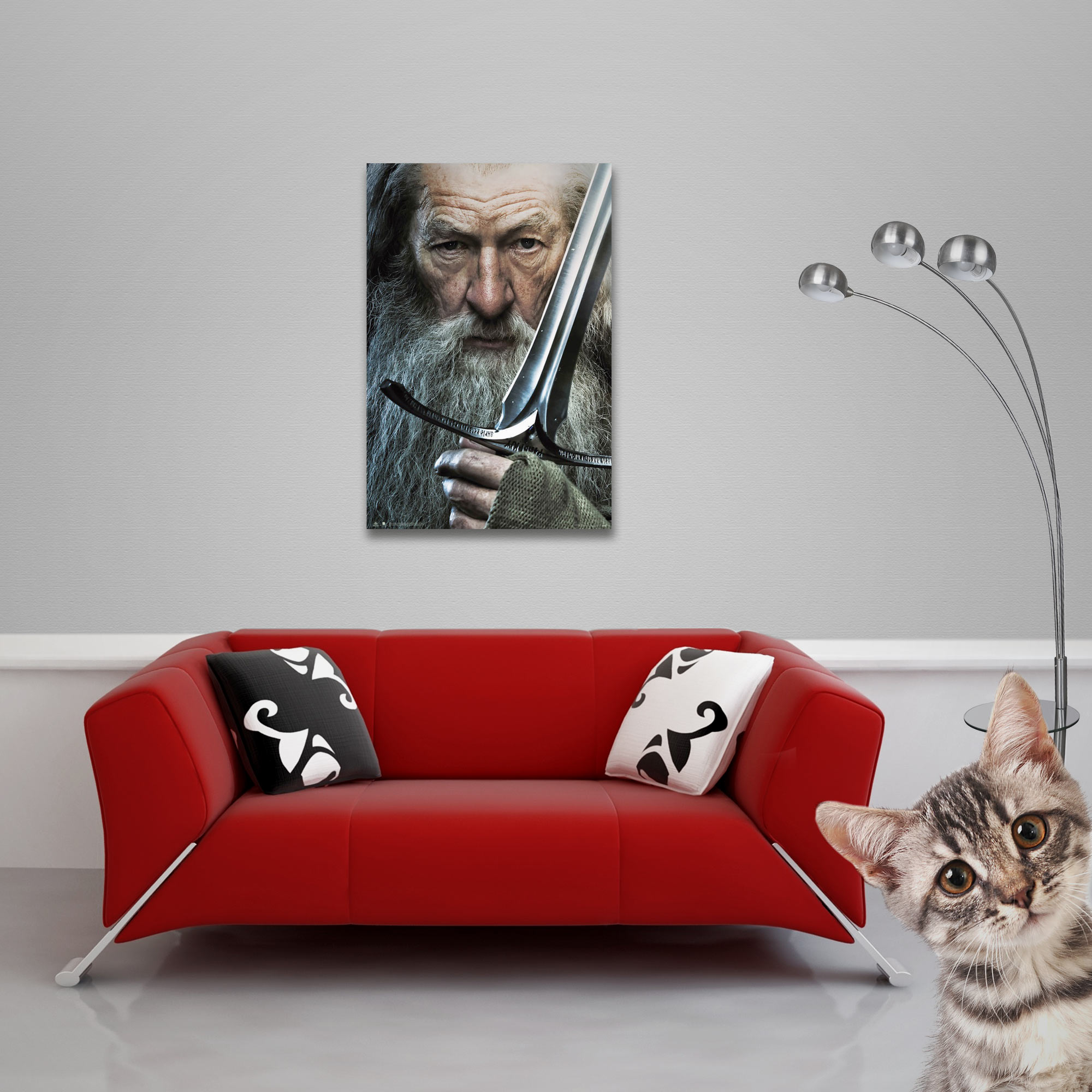Ein Gemälde von Gandalf mit Schwert, rotes Sofa, Katze und Lampe.