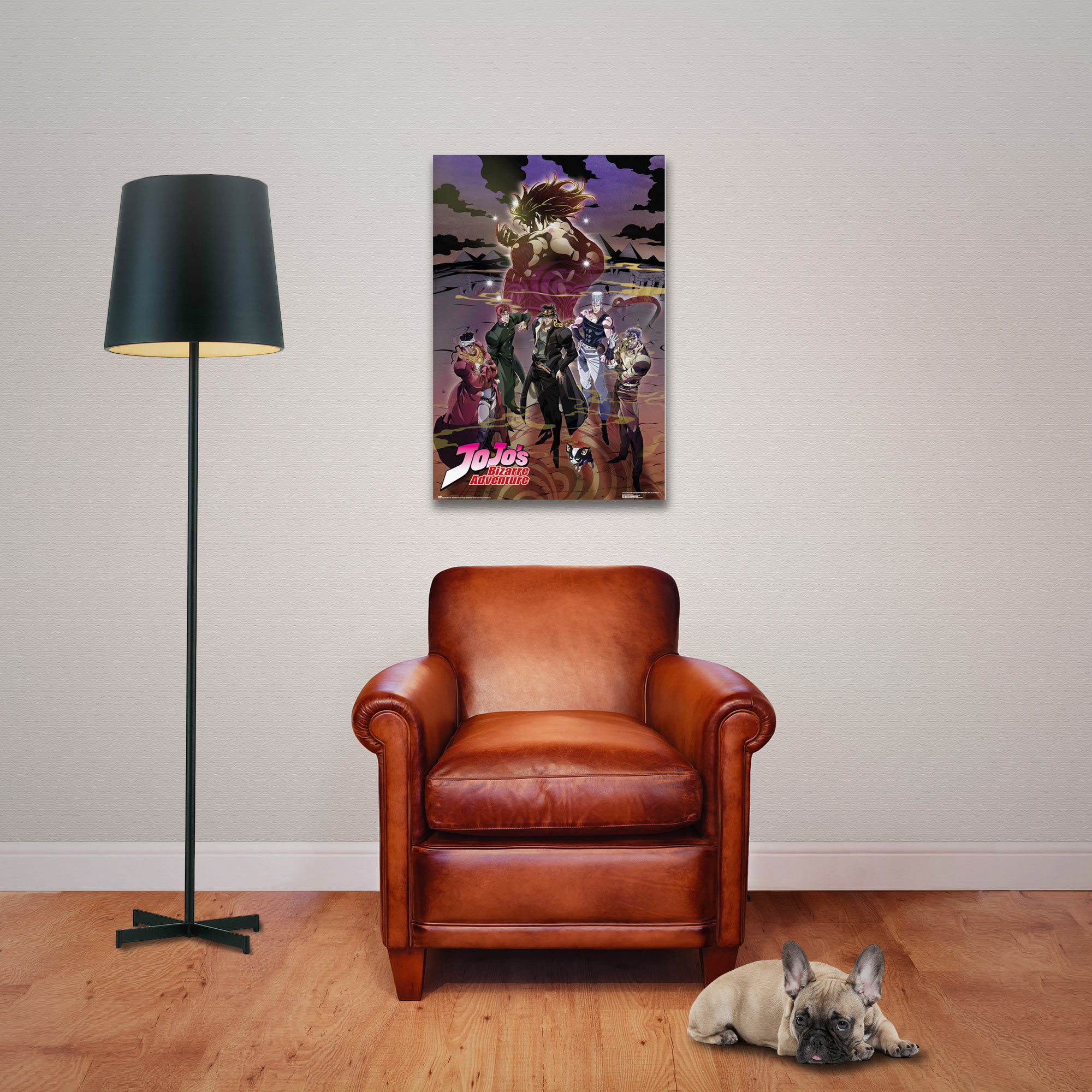 Ein Raum mit einem Poster eines Cartoons, einem Ledersessel und einem Hund, der auf dem Boden liegt.