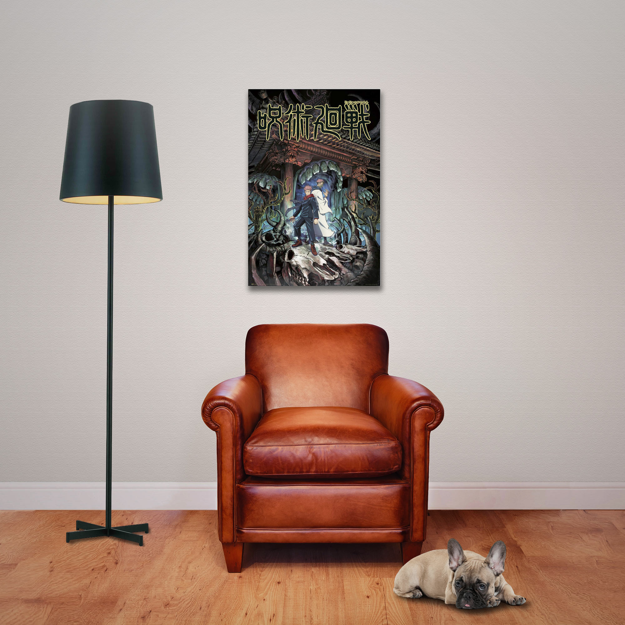 Ein Wohnzimmer mit einem Poster an der Wand, einem braunen Ledersessel und einem Hund auf dem Boden.