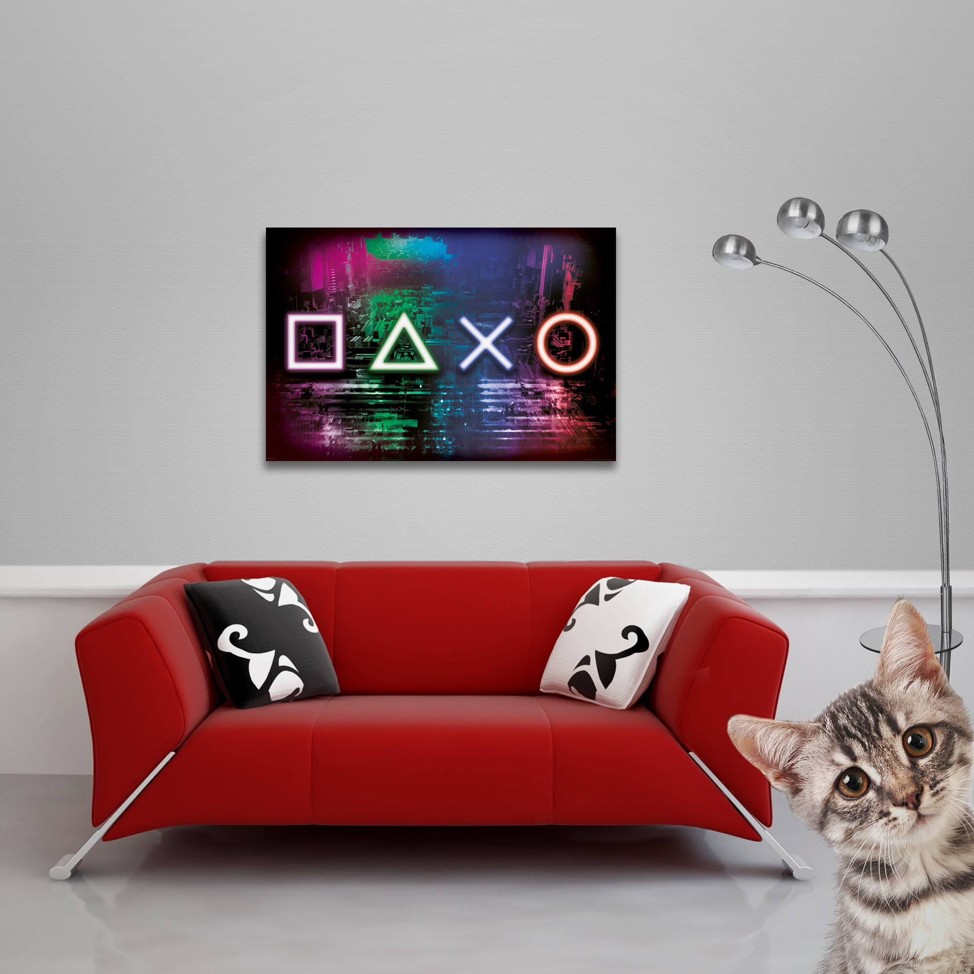 Rotes Sofa mit Kissen, Neon-Kunstwerk und Katze im Vordergrund.