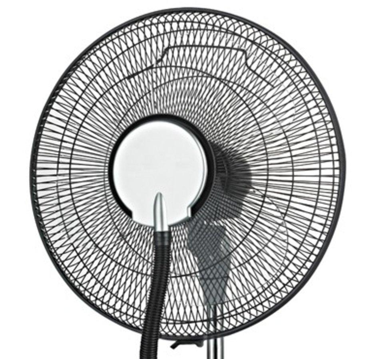 Tył czarnego wentylatora stojącego z siatką drucianą, białym środkiem i czarną podstawą, na białym tle.