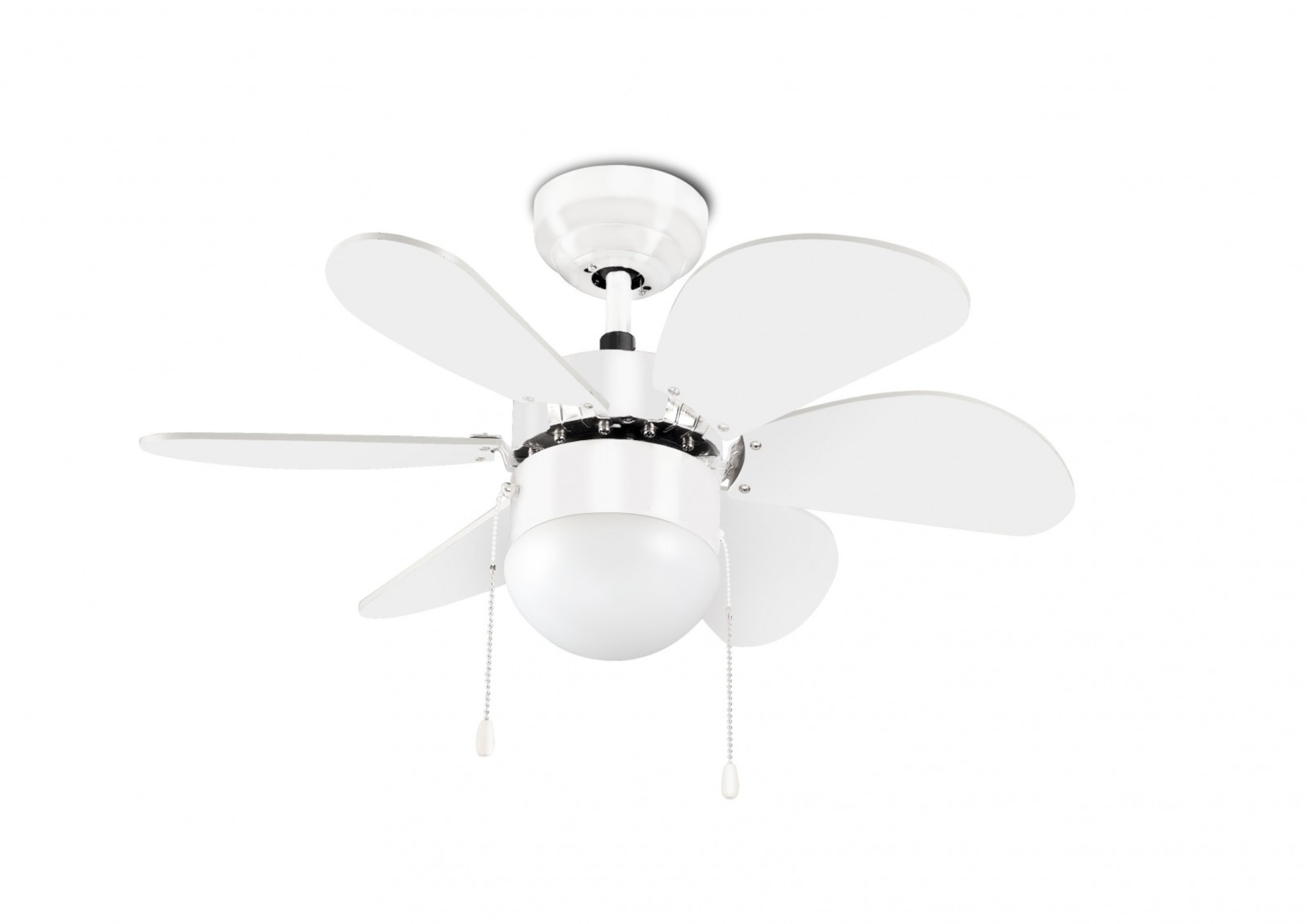 Weißer Deckenventilator mit fünf Flügeln. Der Ventilator hat eine Leuchte und einen weißen Hintergrund.