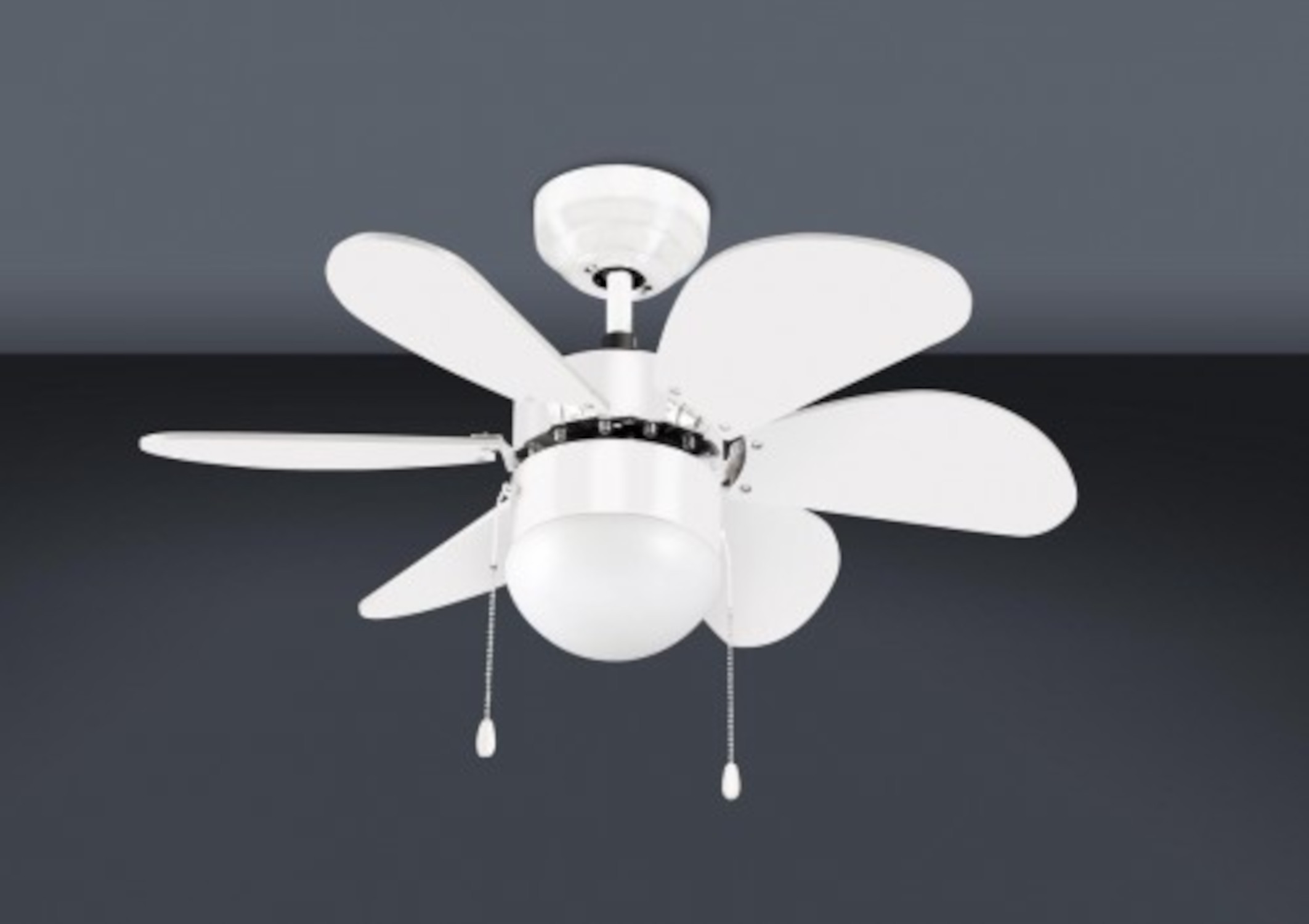 Weißer Deckenventilator mit sechs geschwungenen Flügeln. Er hängt an einer weißen Decke. Dunkelgrauer Hintergrund.
