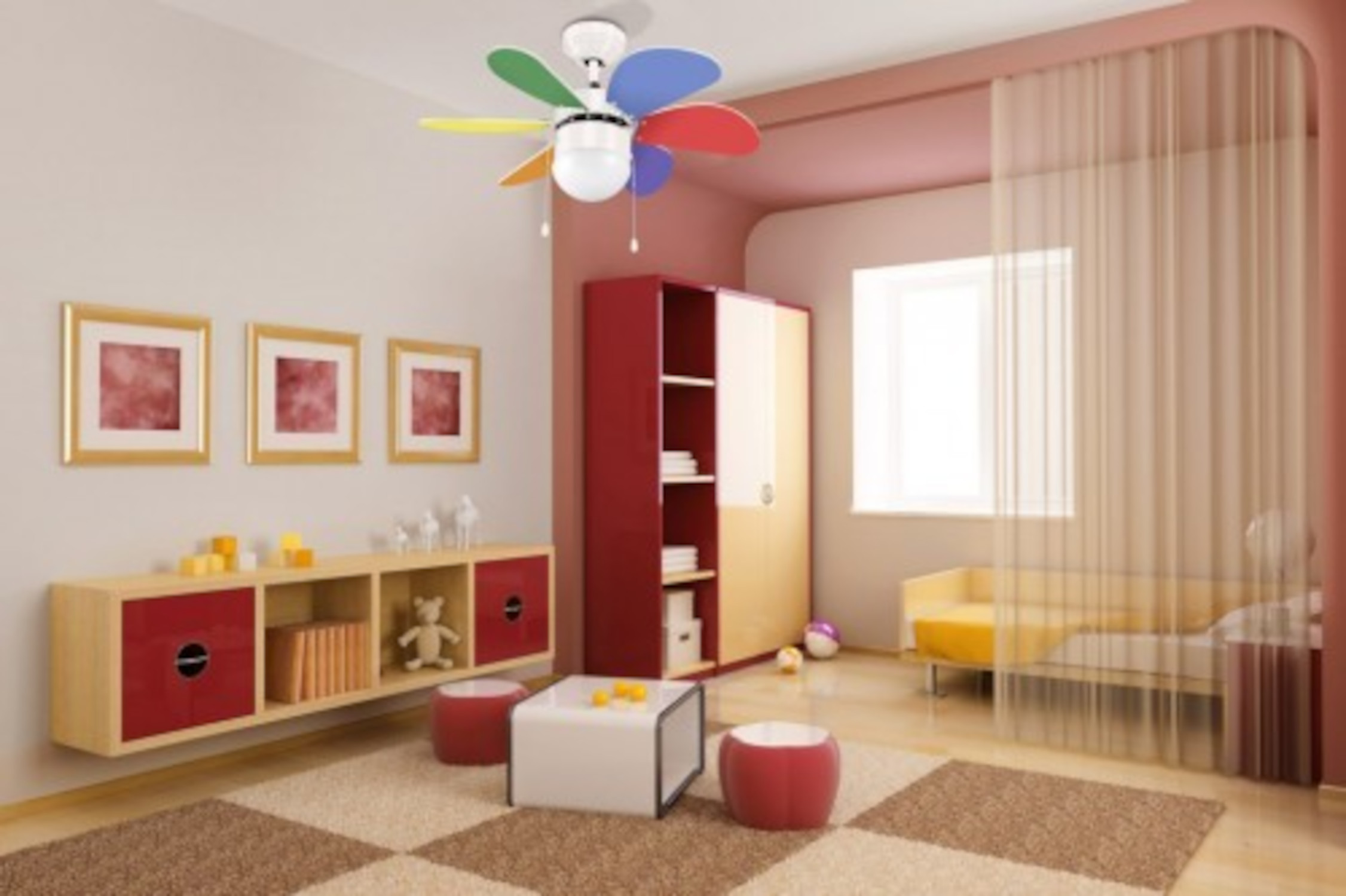 Ein Zimmer mit einem farbenfrohen Deckenventilator, roten Möbeln und gerahmten Bildern. Der Teppich ist kariert.