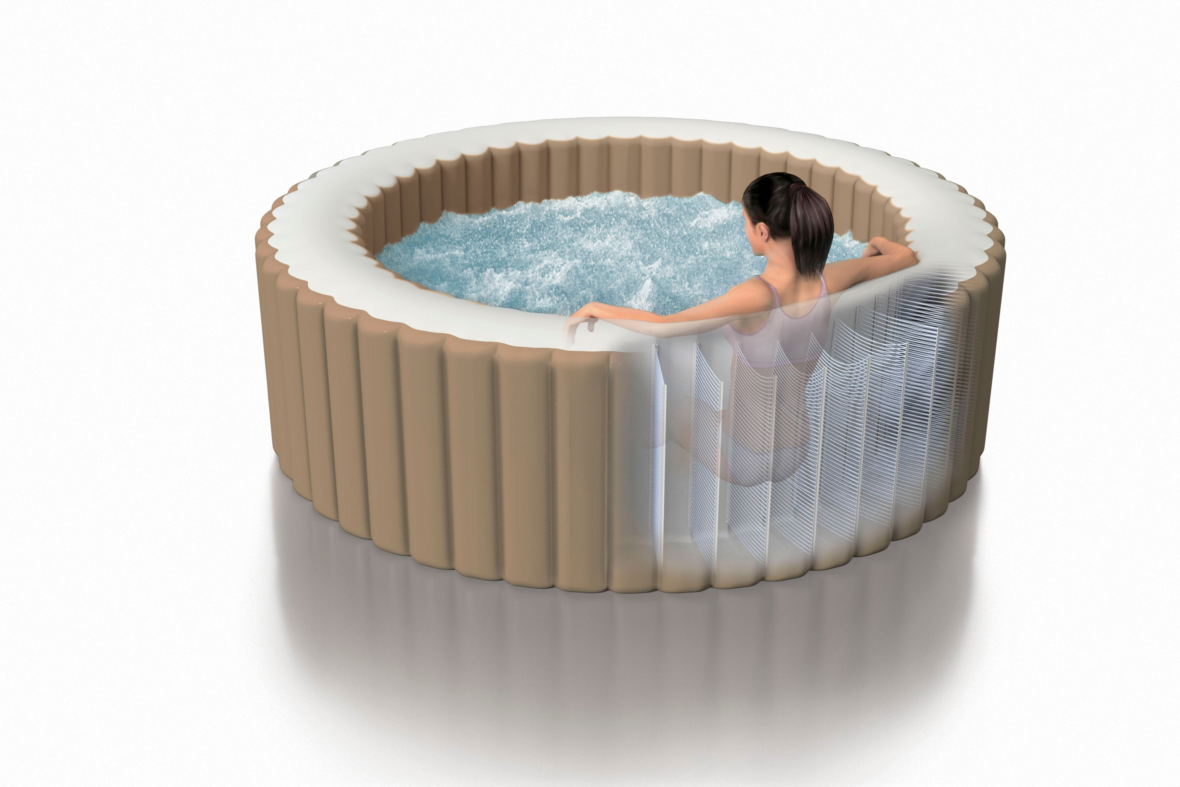 Ein runder aufblasbarer Whirlpool mit einer Frau darin. Der Whirlpool ist beige und weiß, mit Wasser darin.