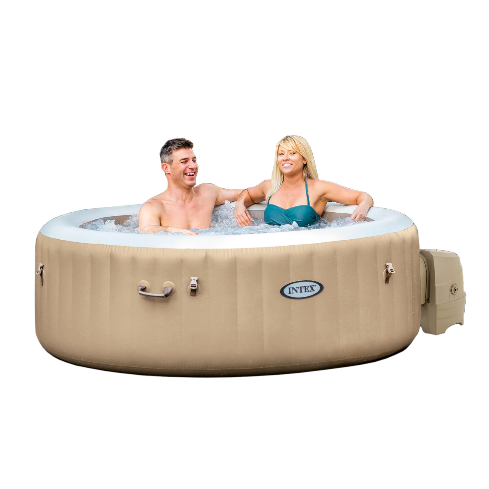 Ein Paar in einem beigefarbenen aufblasbaren Whirlpool mit Wasser und Blasen.
