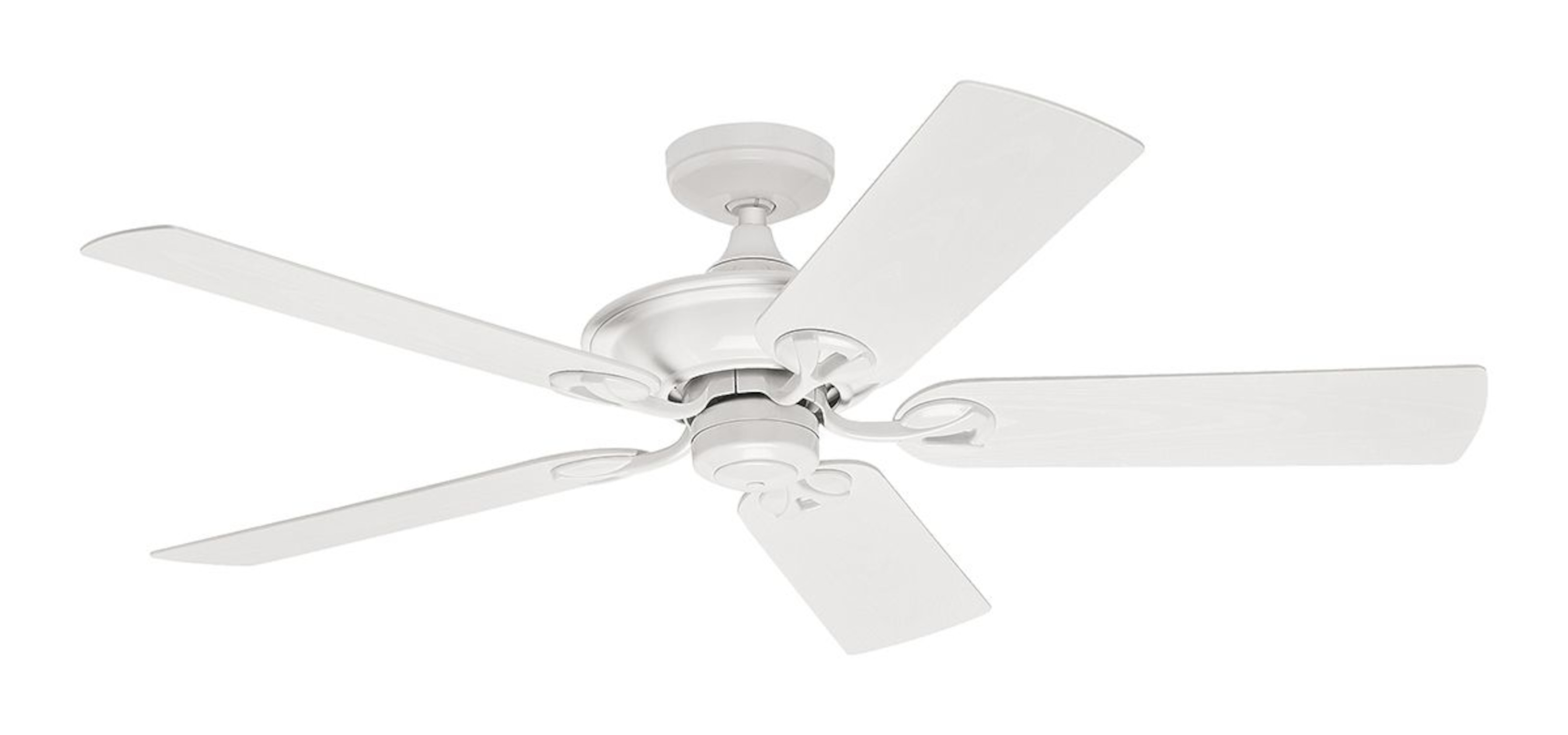 Ein weißer Deckenventilator mit fünf Flügeln, an einer weißen Decke montiert, freigestellt auf weißem Hintergrund.