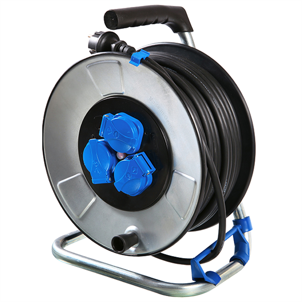 Eine Metallkabeltrommel mit aufgewickeltem schwarzem Kabel. Sie hat drei blaue Steckdosen.