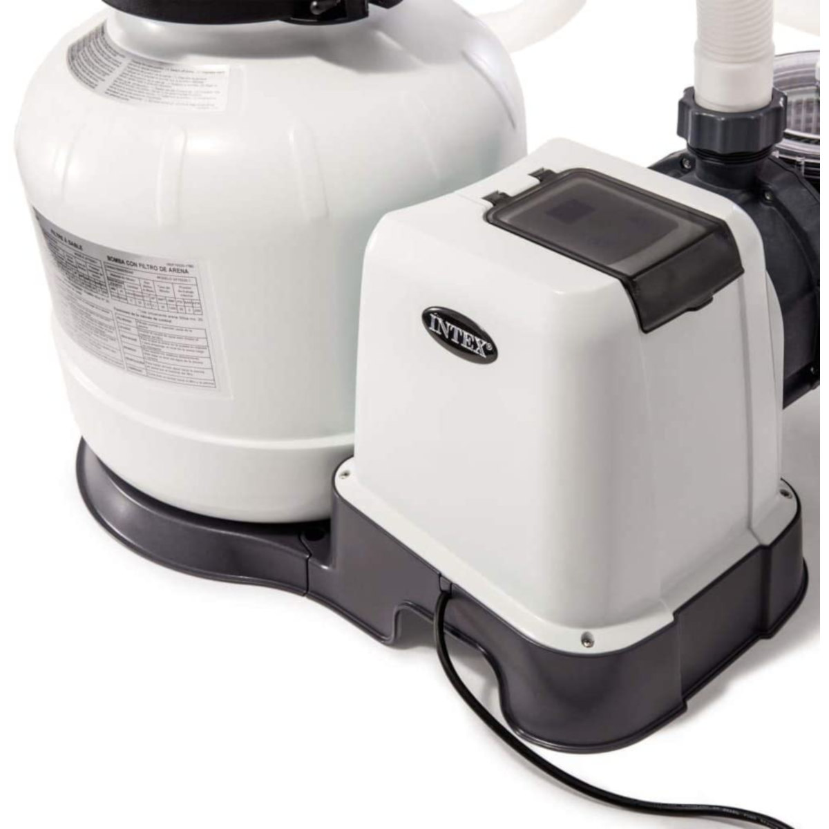 Weiße und schwarze Poolfilterpumpe. Die Pumpe hat ein INTEX-Etikett.