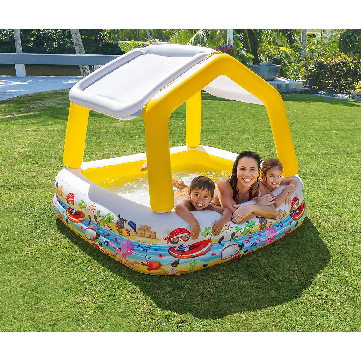 Eine Familie ist in einem aufblasbaren Pool mit gelbem Vordach und genießt das Wasser.