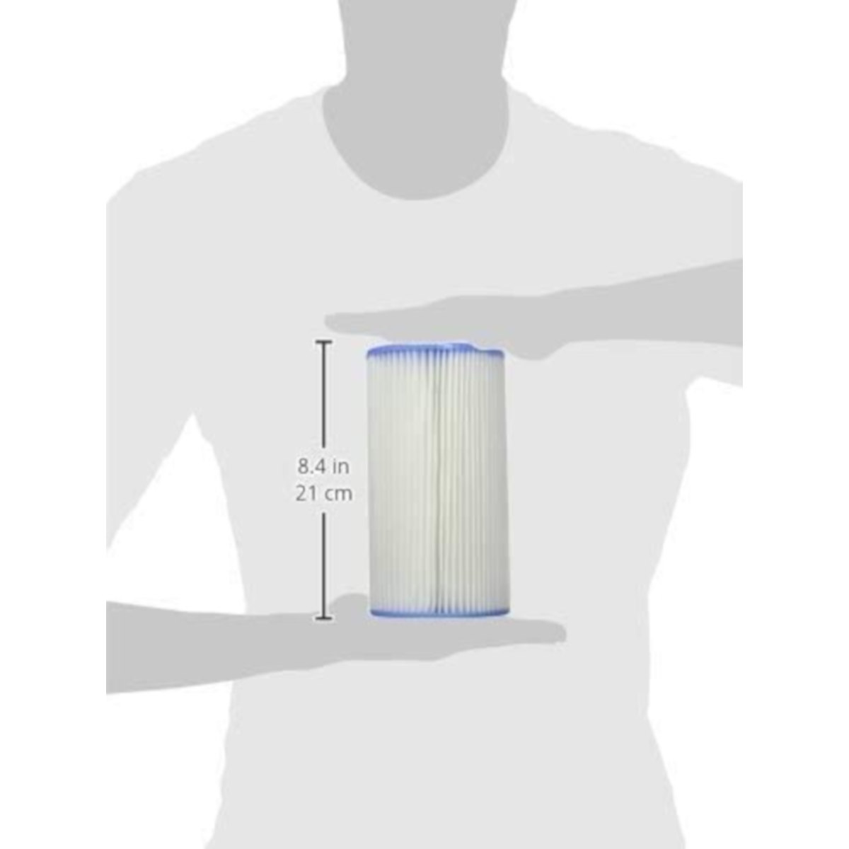 Hände halten einen zylindrischen weißen Filter mit blauen Rändern.