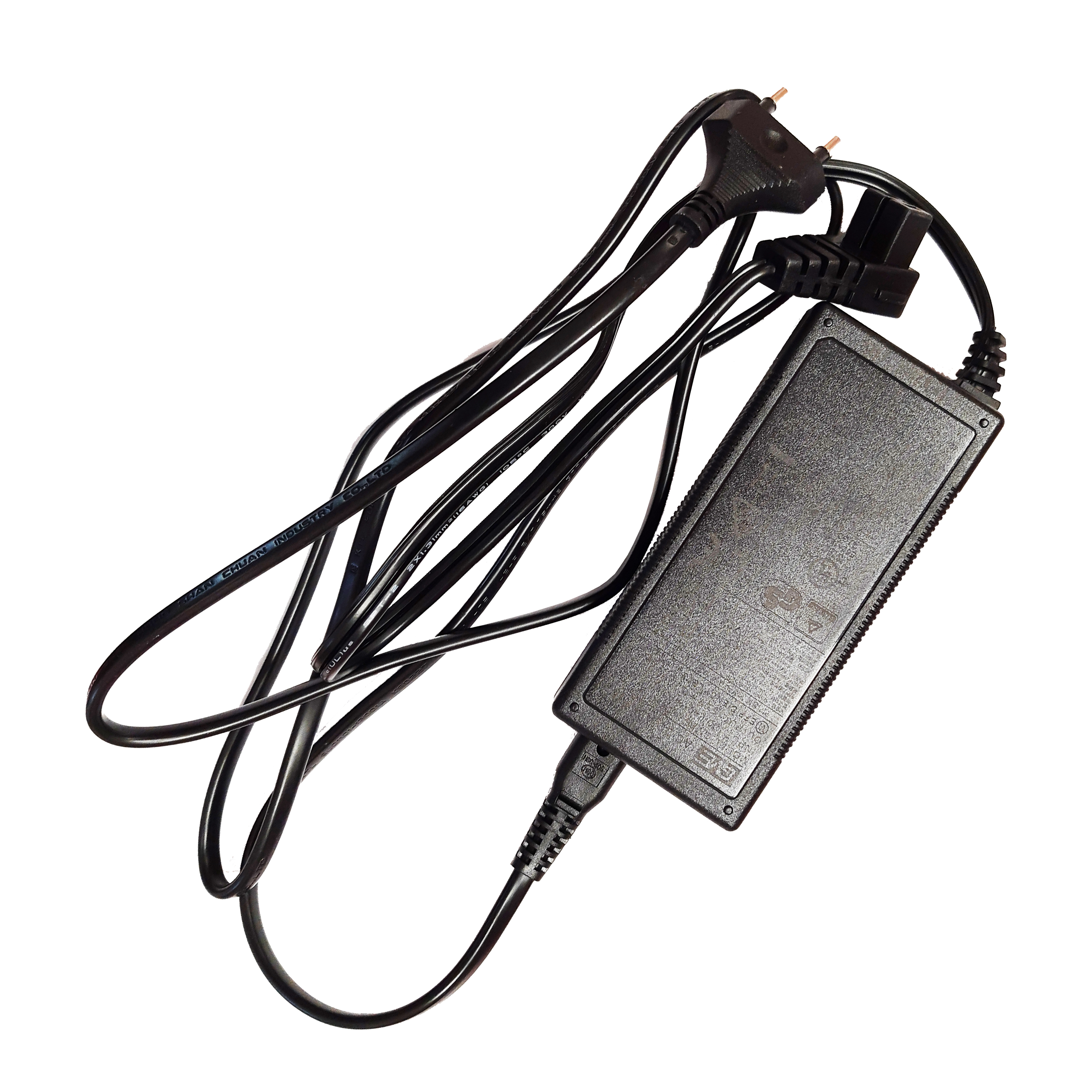 Schwarzes Netzteil mit schwarzen Kabeln und Steckern auf weißem Hintergrund, Draufsicht. Das Kabel ist gekräuselt.