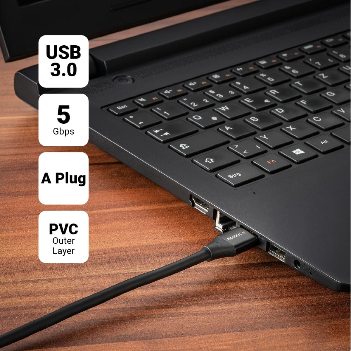 Laptop mit eingestecktem USB 3.0-Kabel, zeigt '5 Gbit/s' und 'A Plug'.