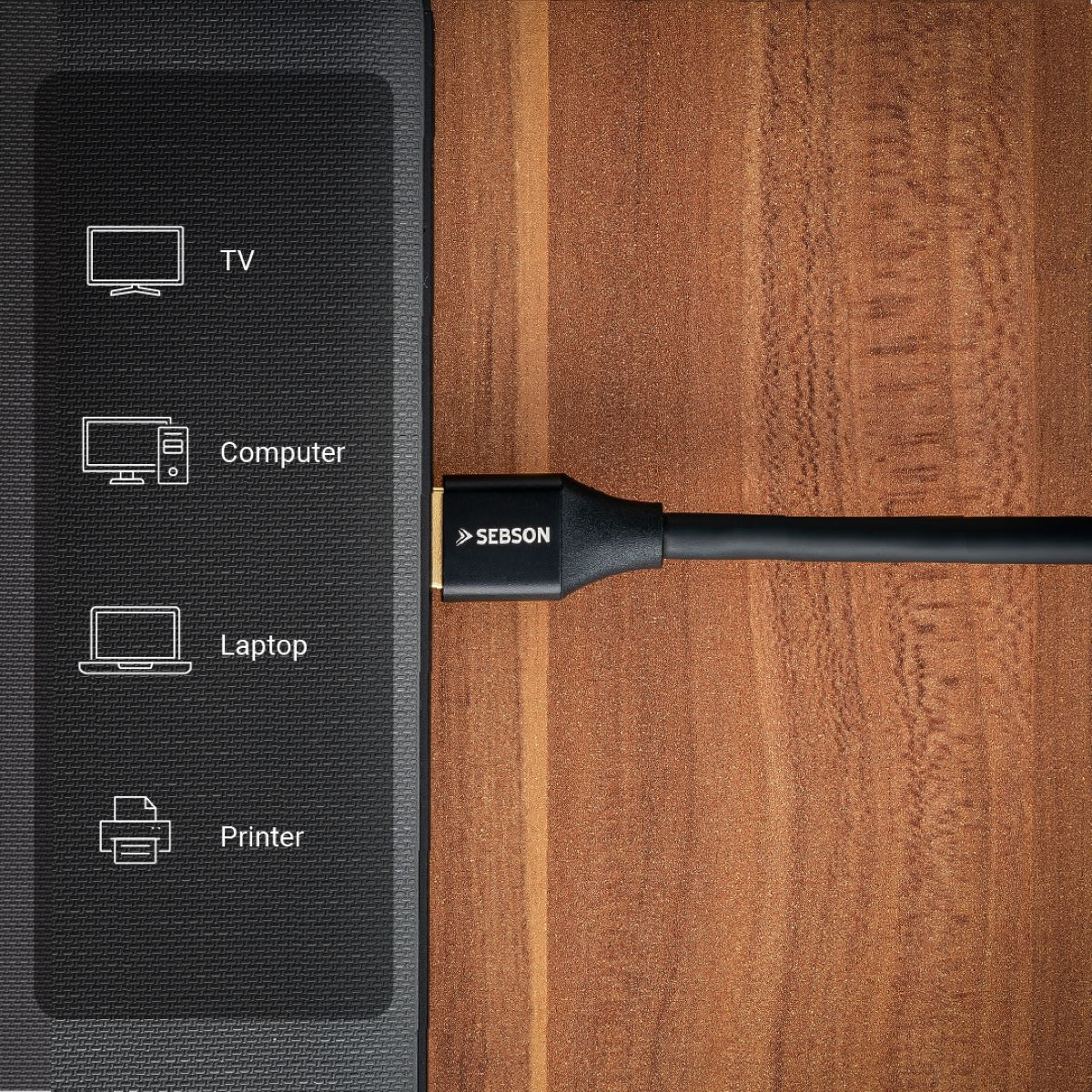 Eine braune Holzoberfläche mit einem schwarzen Kabel, das an einen Sebson-Anschluss angeschlossen ist. Symbole für TV, Computer usw.